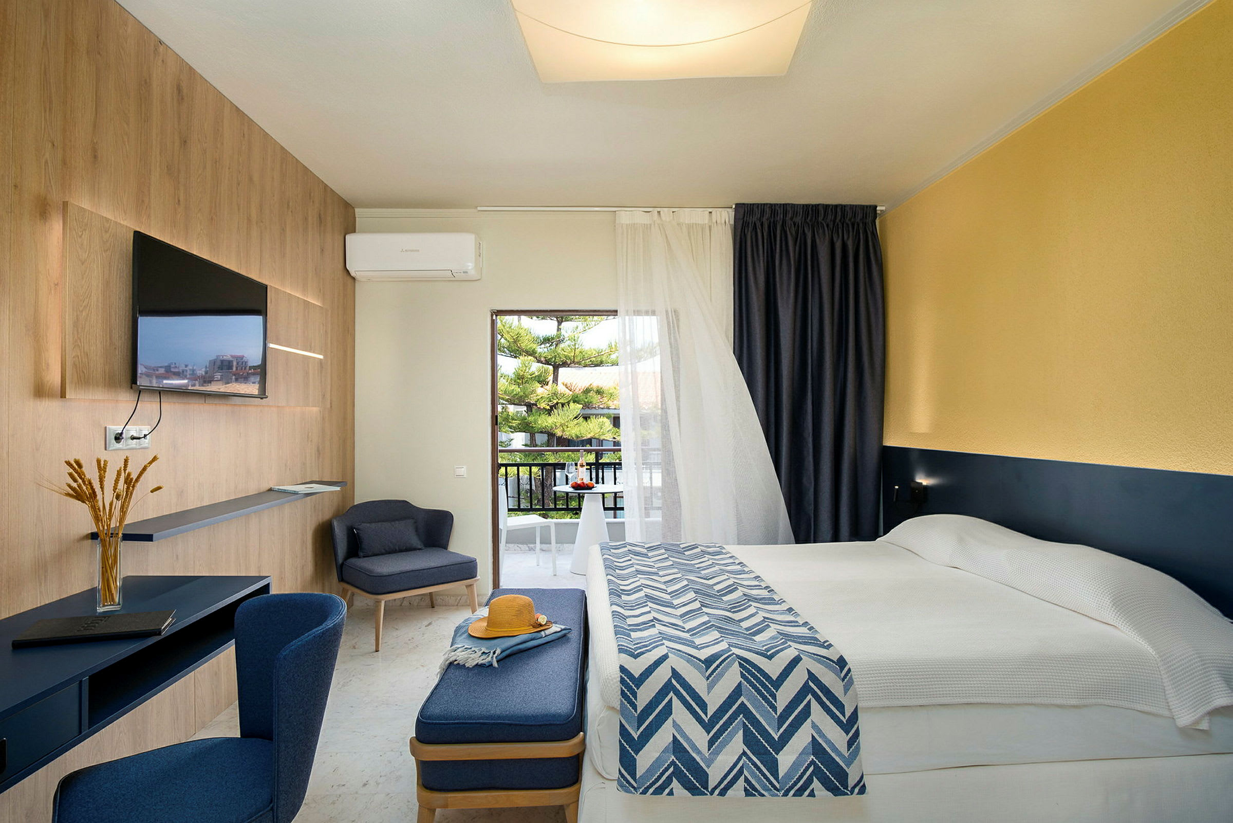 Moderne hotellrom med dobbeltseng og balkong. (AI-generert tekst)