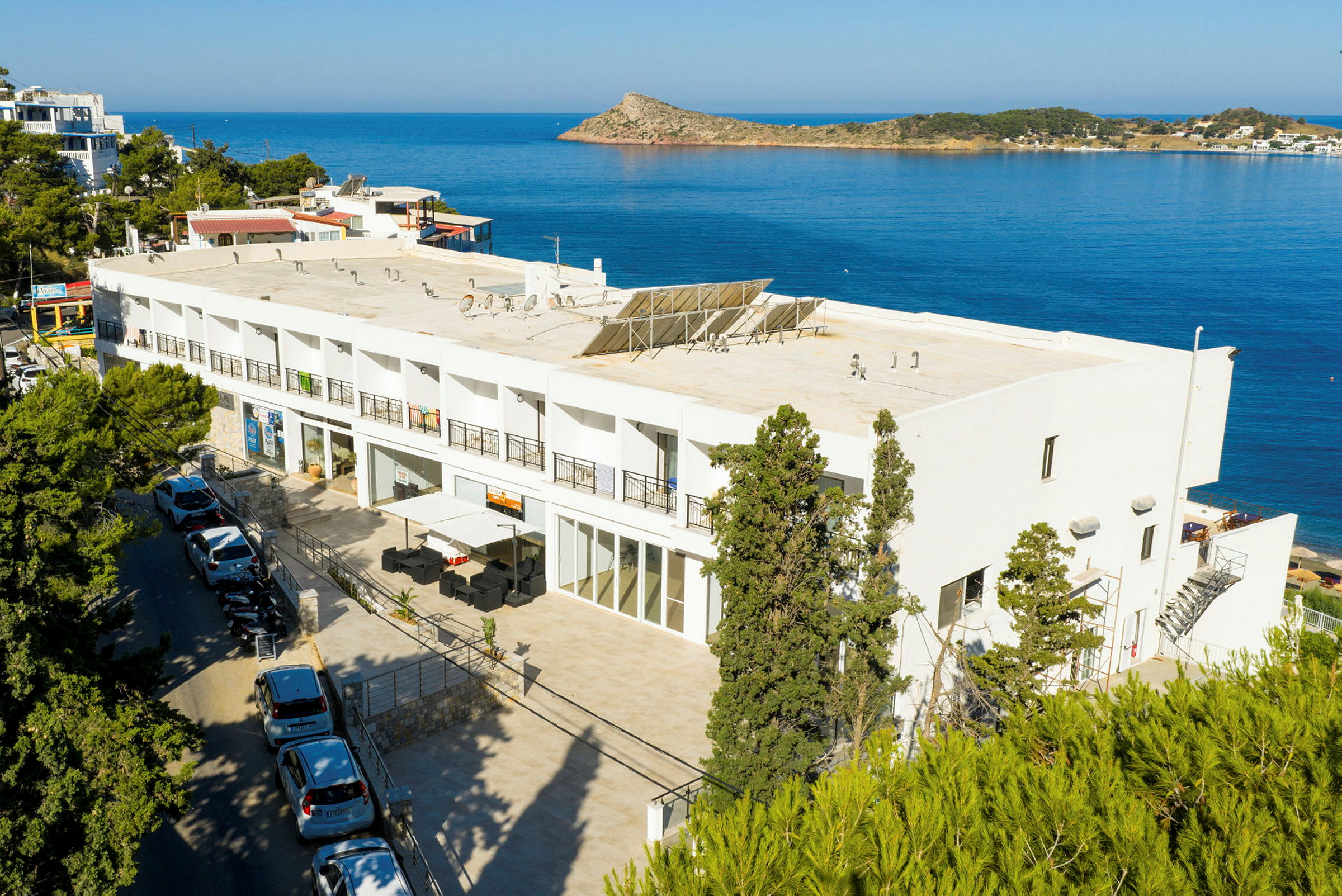 Et hvitt hotell med utsikt mot havet. (AI-generert tekst)
