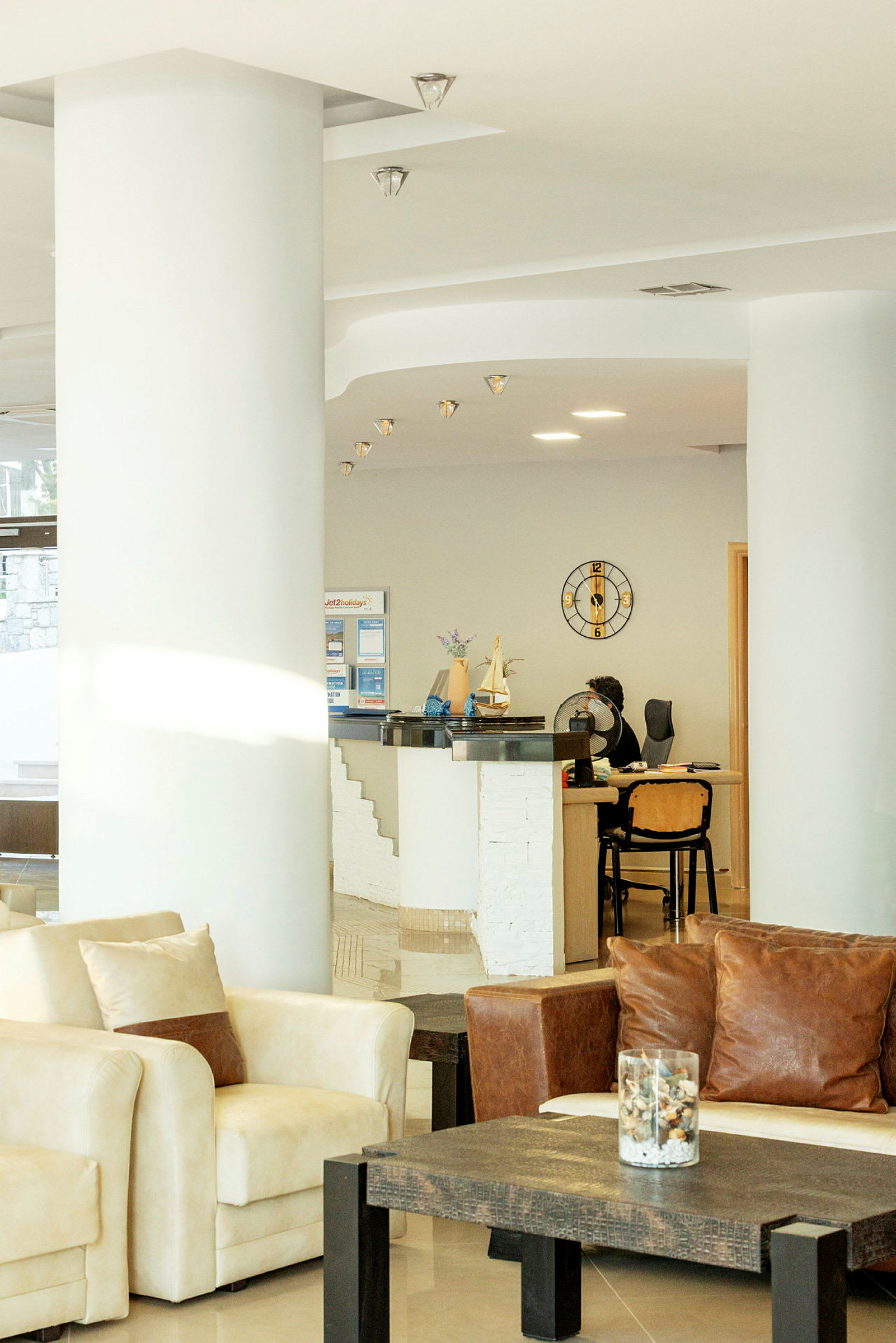 Hotellets resepsjon med moderne innredning og komfortable sittemøbler. (AI-generert tekst)