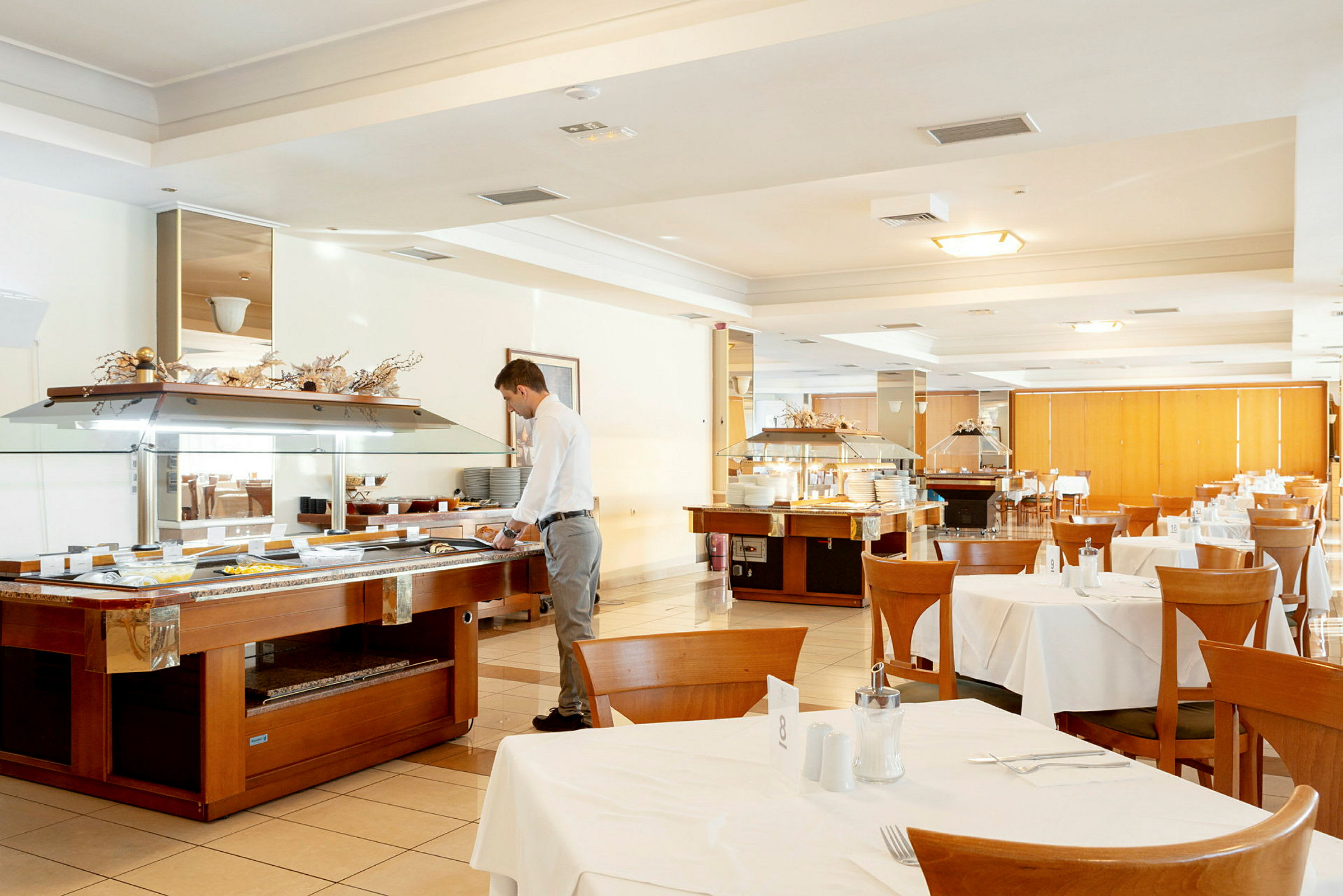 Bufféområde i en lys og romslig restaurant. (AI-generert tekst)