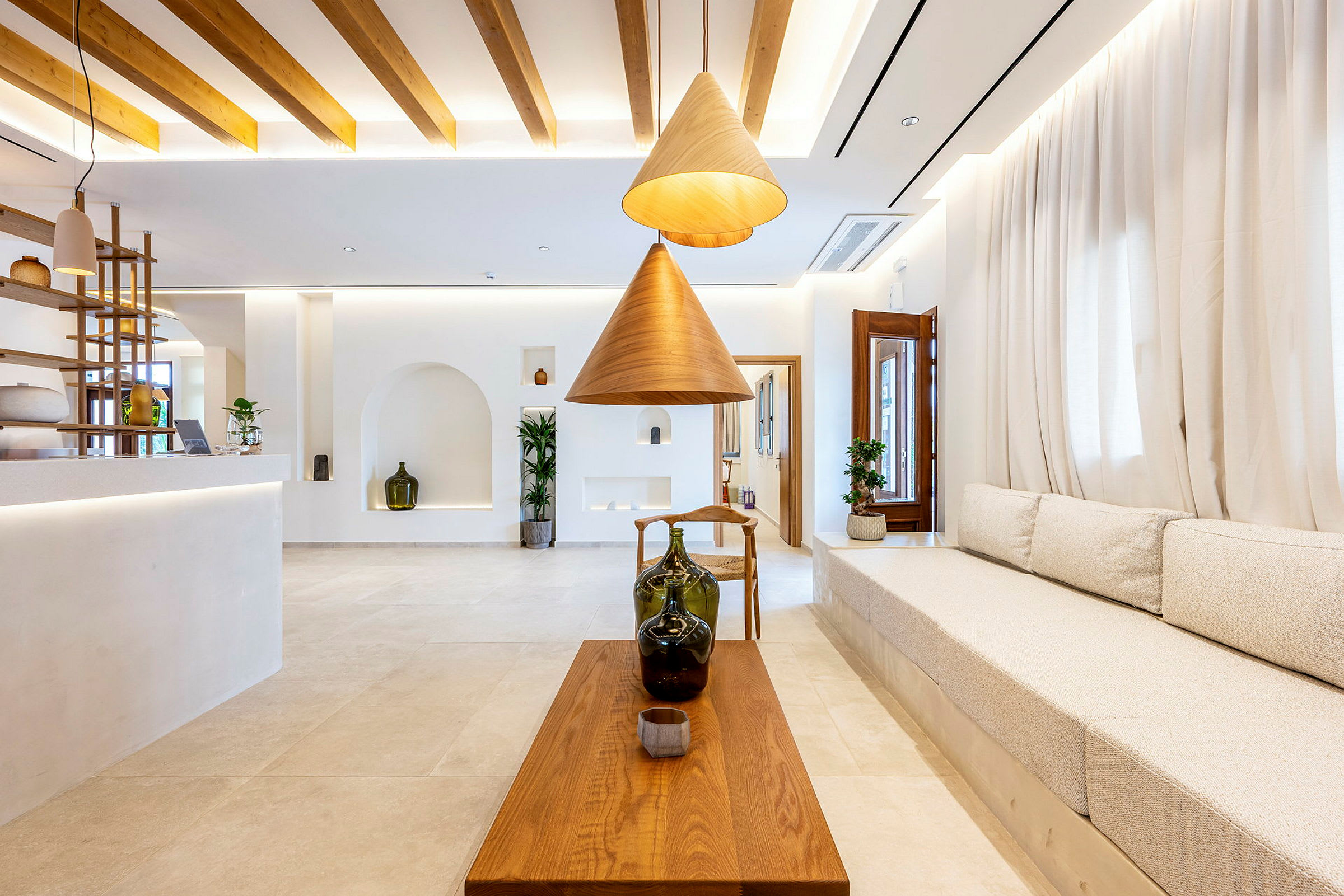 En stilren hotellobby med moderne innredning. (AI-generert tekst)