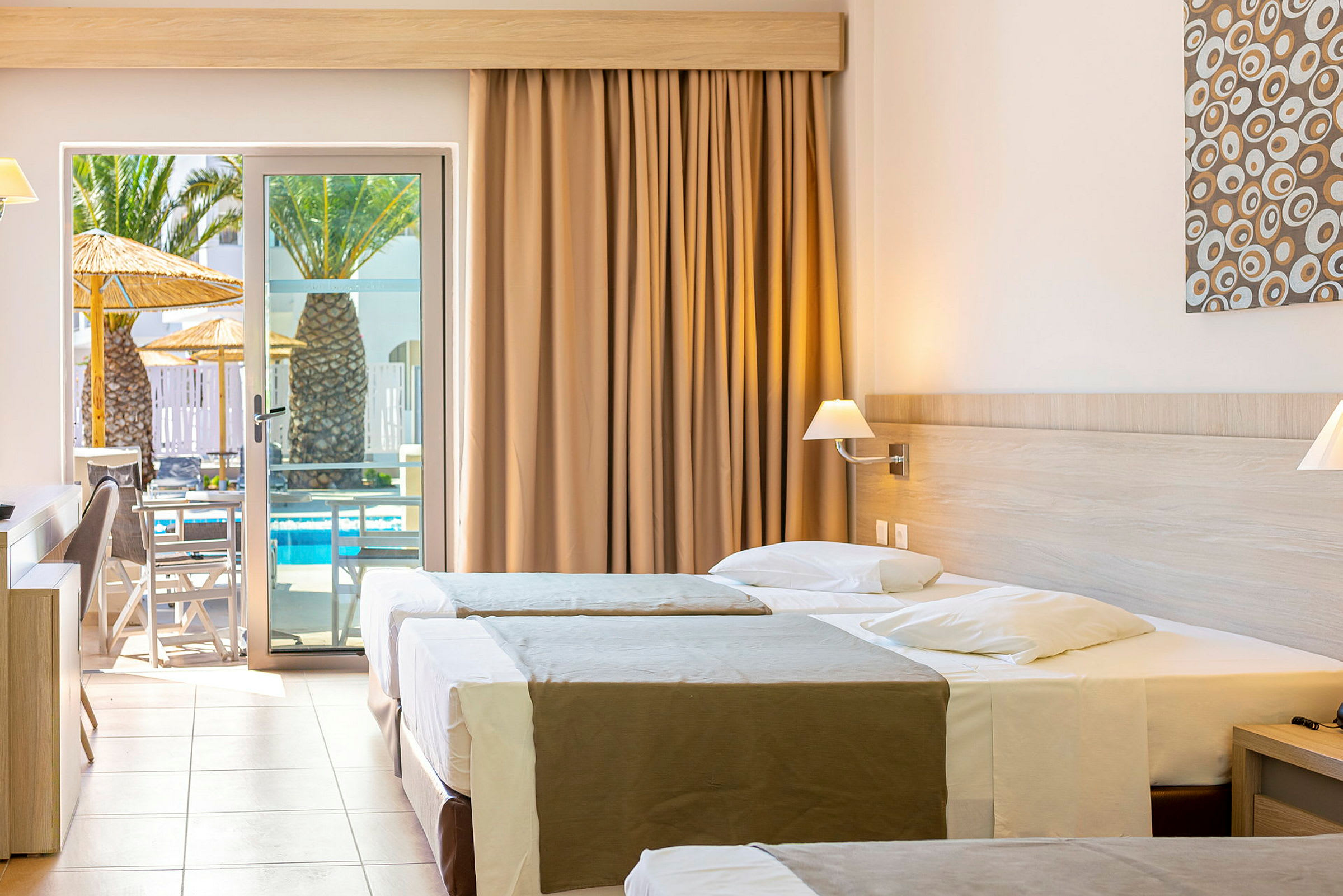 Hotellrom med tre senger og utgang til terrasse med bassengutsikt. (AI-generert tekst)