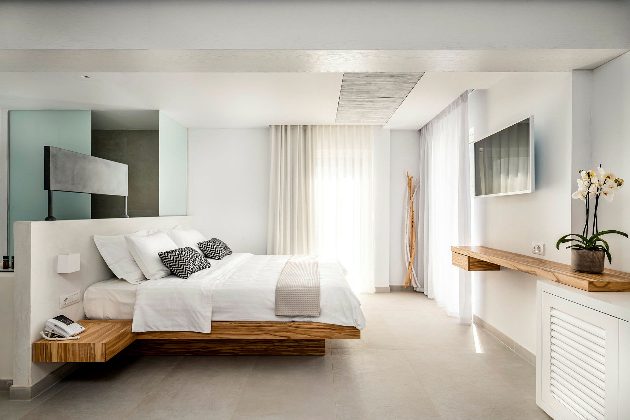Moderne hotellrom med dobbeltseng og minimalistisk interiør. (AI-generert tekst)