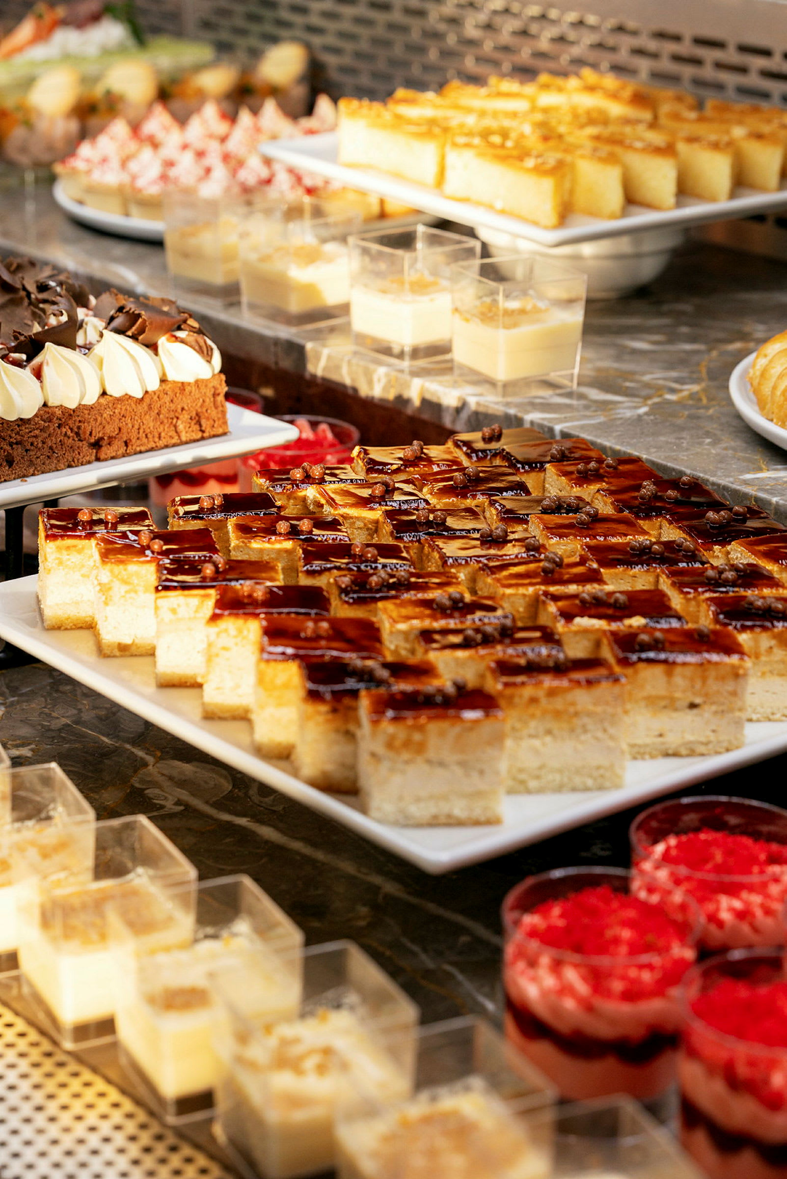 Et utvalg av desserter arrangert på en buffé. (AI-generert tekst)