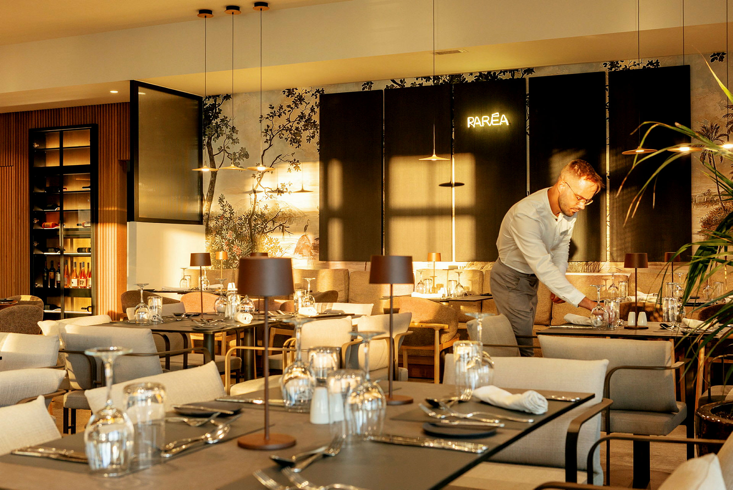 Restaurant med bord dekket til gjester og detaljert interiørdesign. (AI-generert tekst)