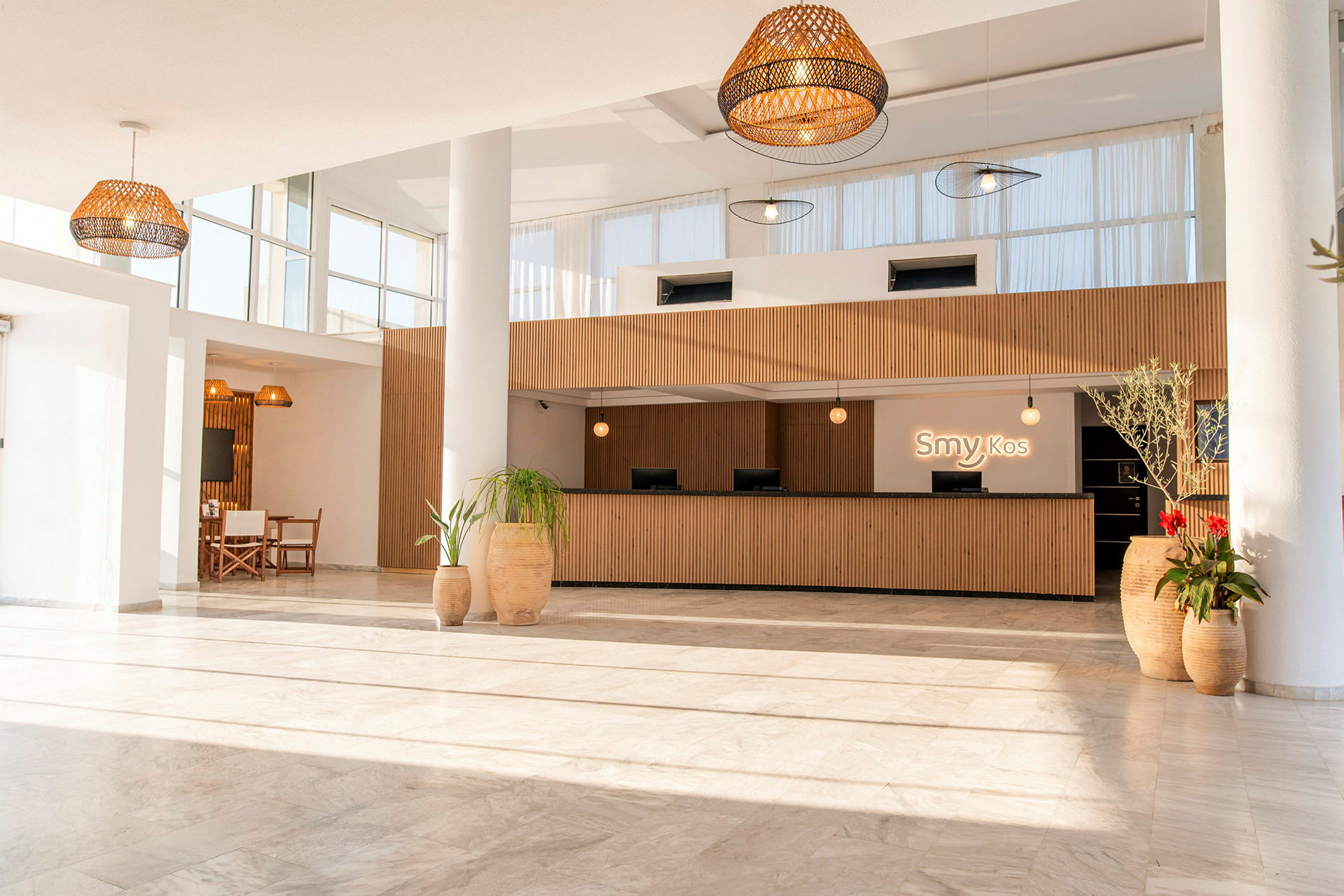 Hotellresepsjonen med tregulv og dekorative planter. (AI-generert tekst)
