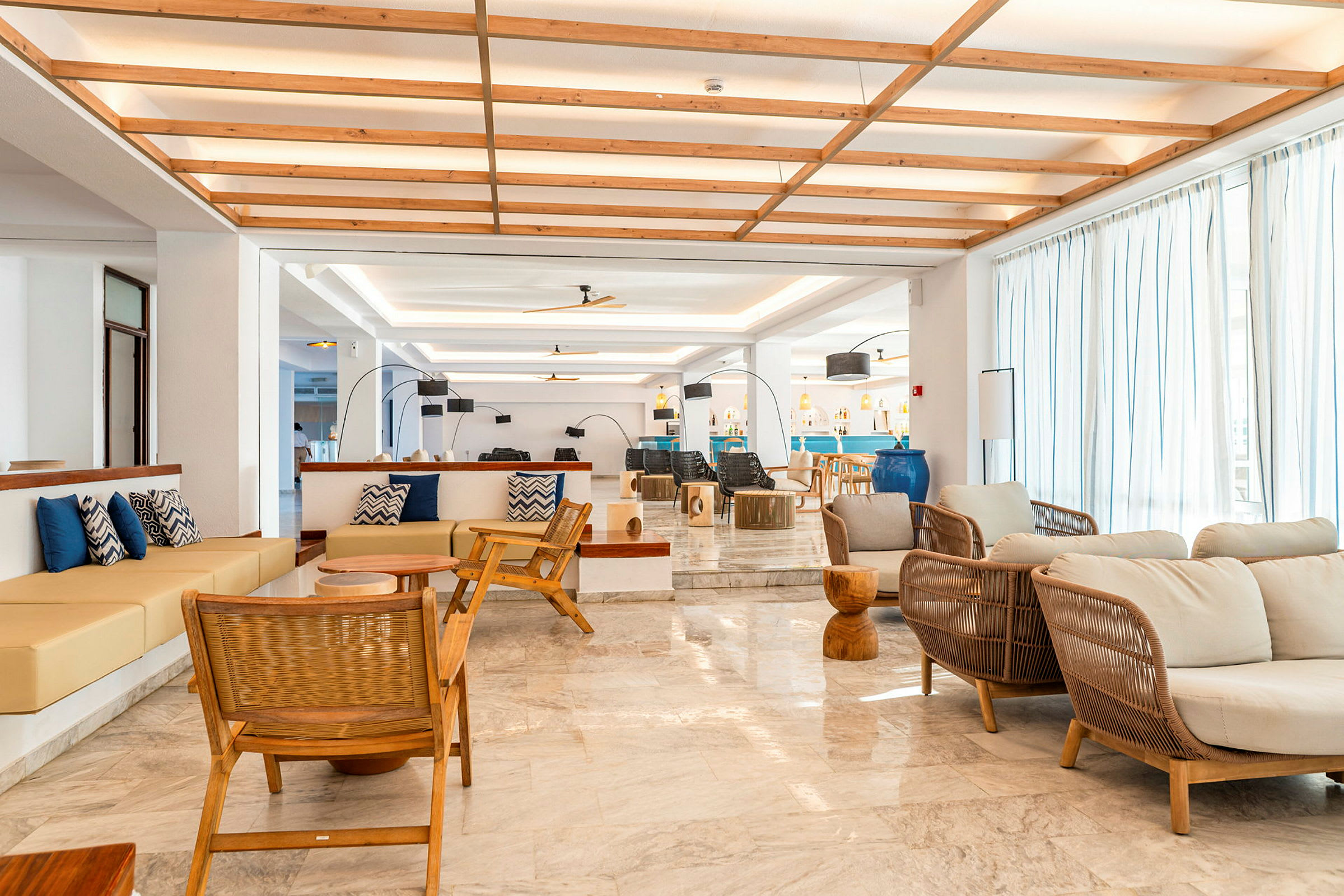 En hotellobby med moderne innredning, sitteplasser og dekorative elementer. (AI-generert tekst)