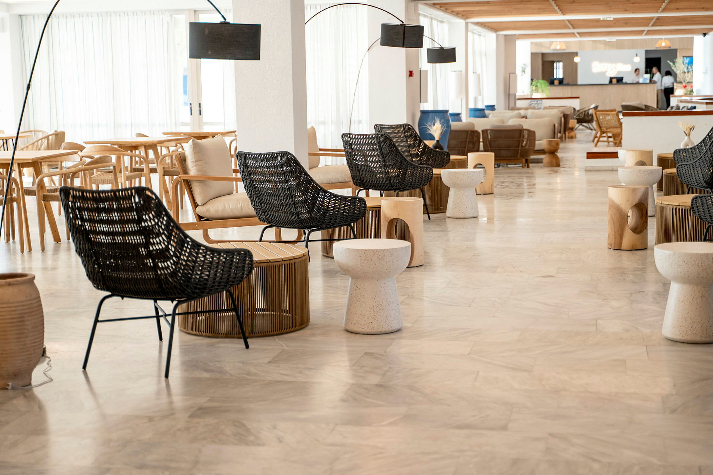 Moderne hotellobby med naturinspirert møblement. (AI-generert tekst)