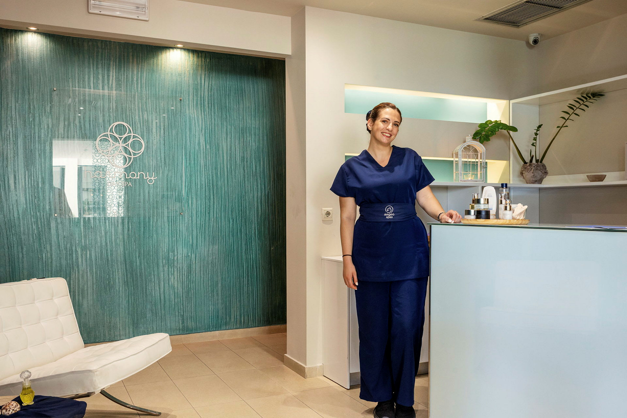 Resepsjonen på et spa med en hvit stol, et blått bord og en informasjonsdisk. (AI-generert tekst)