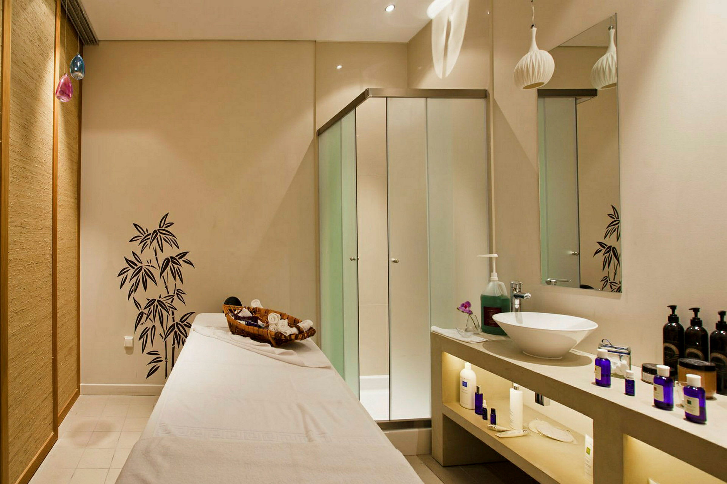 Spa-rom med massasjebenk og hylle med produkter. (AI-generert tekst)