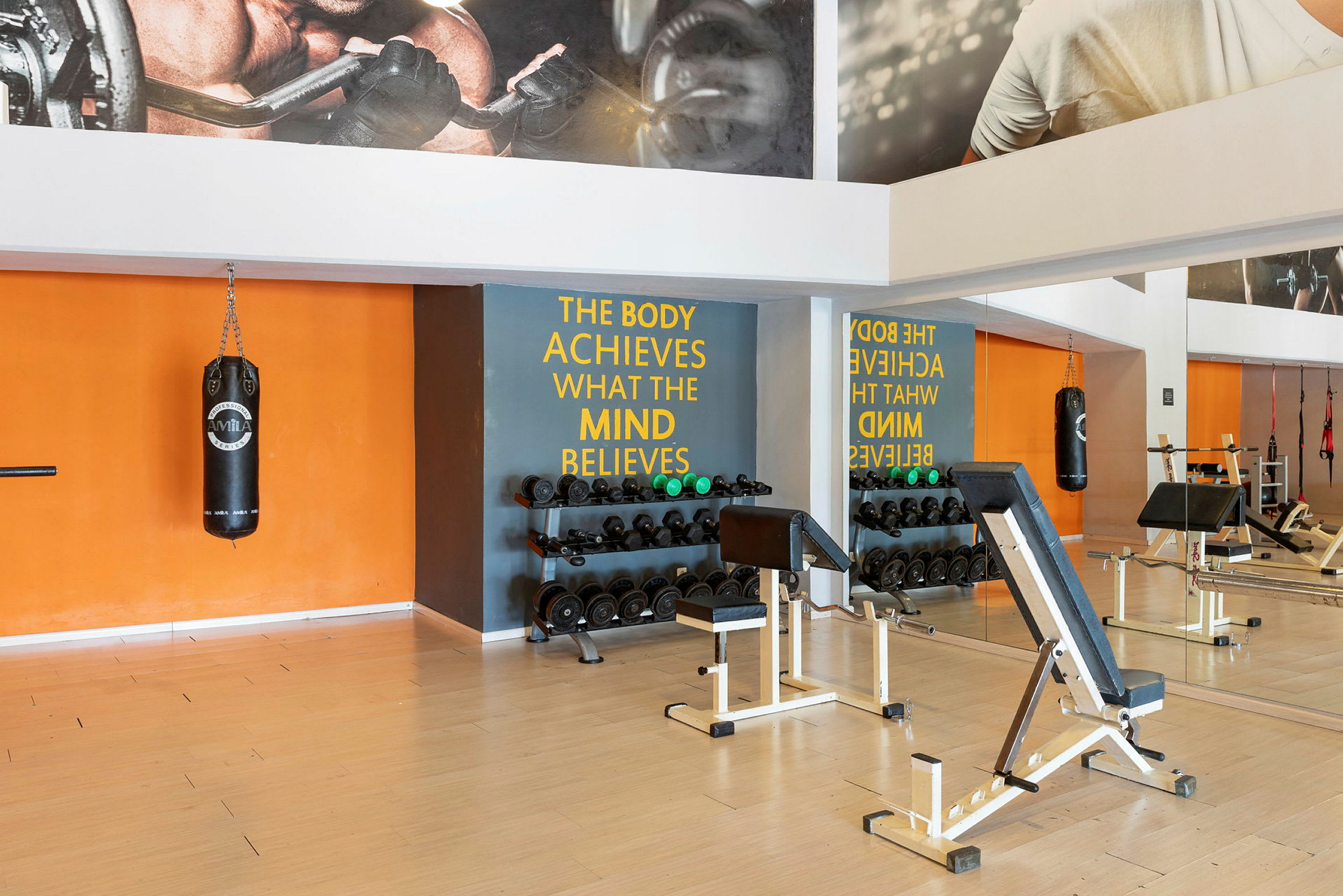 Gym med treningsutstyr og speilvegg. (AI-generert tekst)