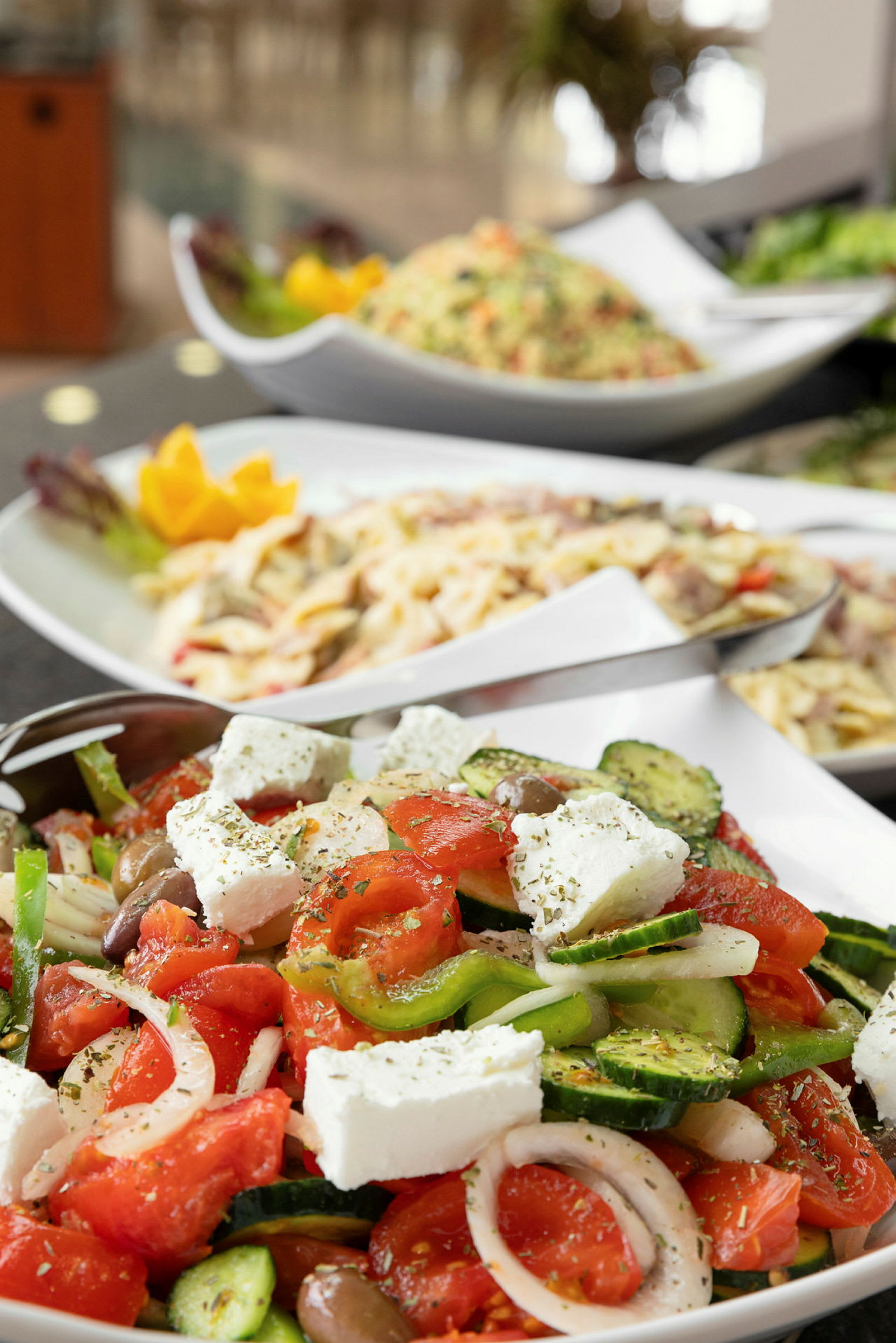 En bolle med gresk salat som inneholder fetaost, tomater, agurk, løk og oliven. (AI-generert tekst)