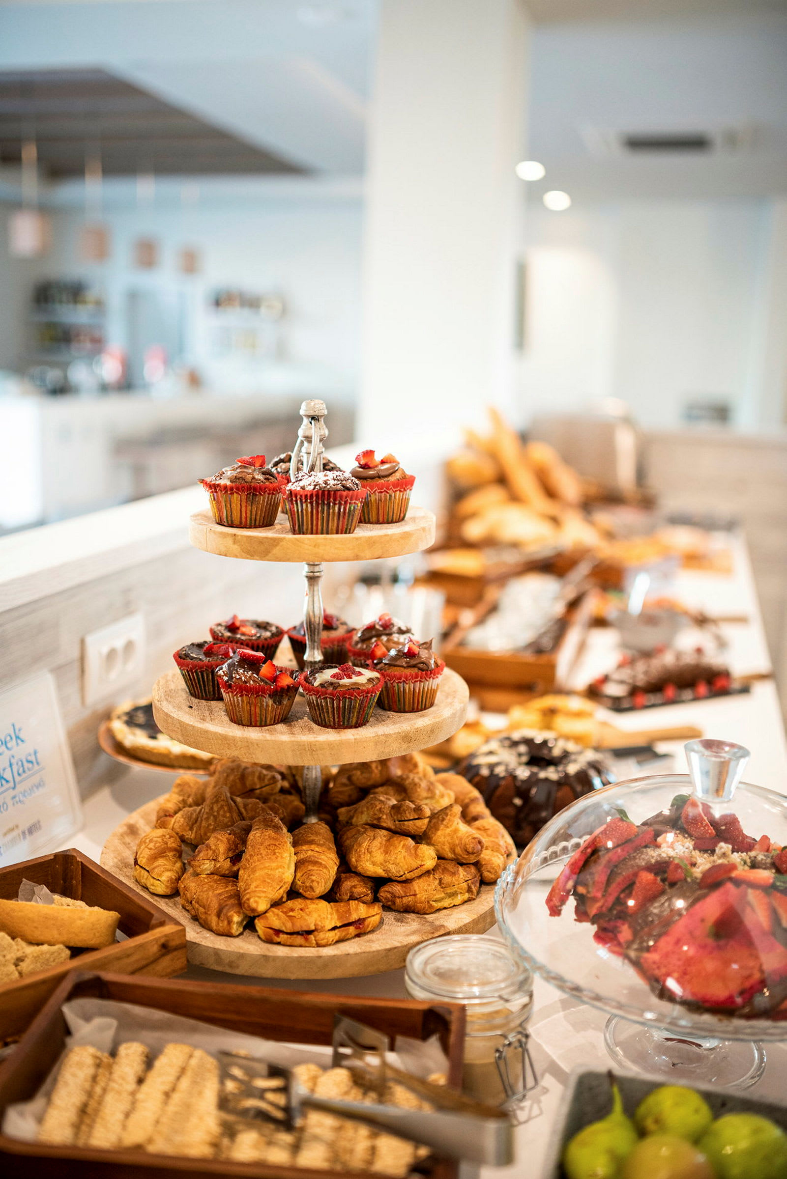 En frokostbuffé med bakverk og frukt. (AI-generert tekst)