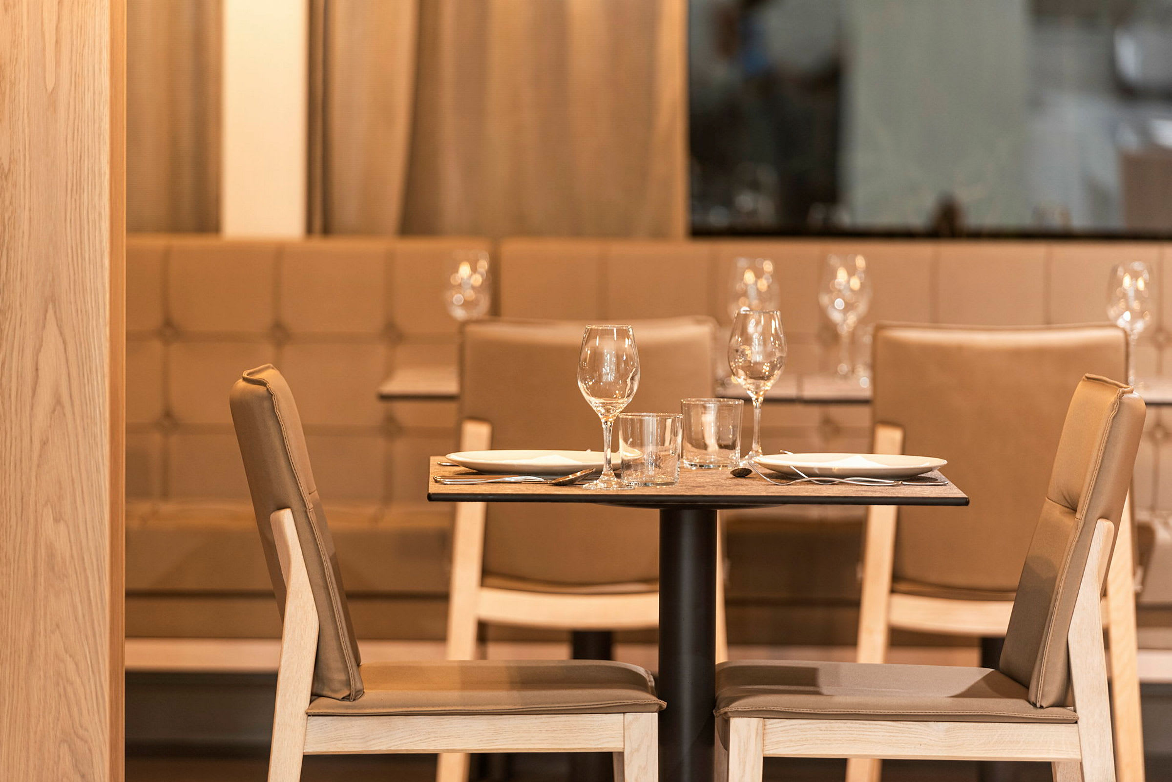To dekorerte stoler og et bord på en restaurant. (AI-generert tekst)