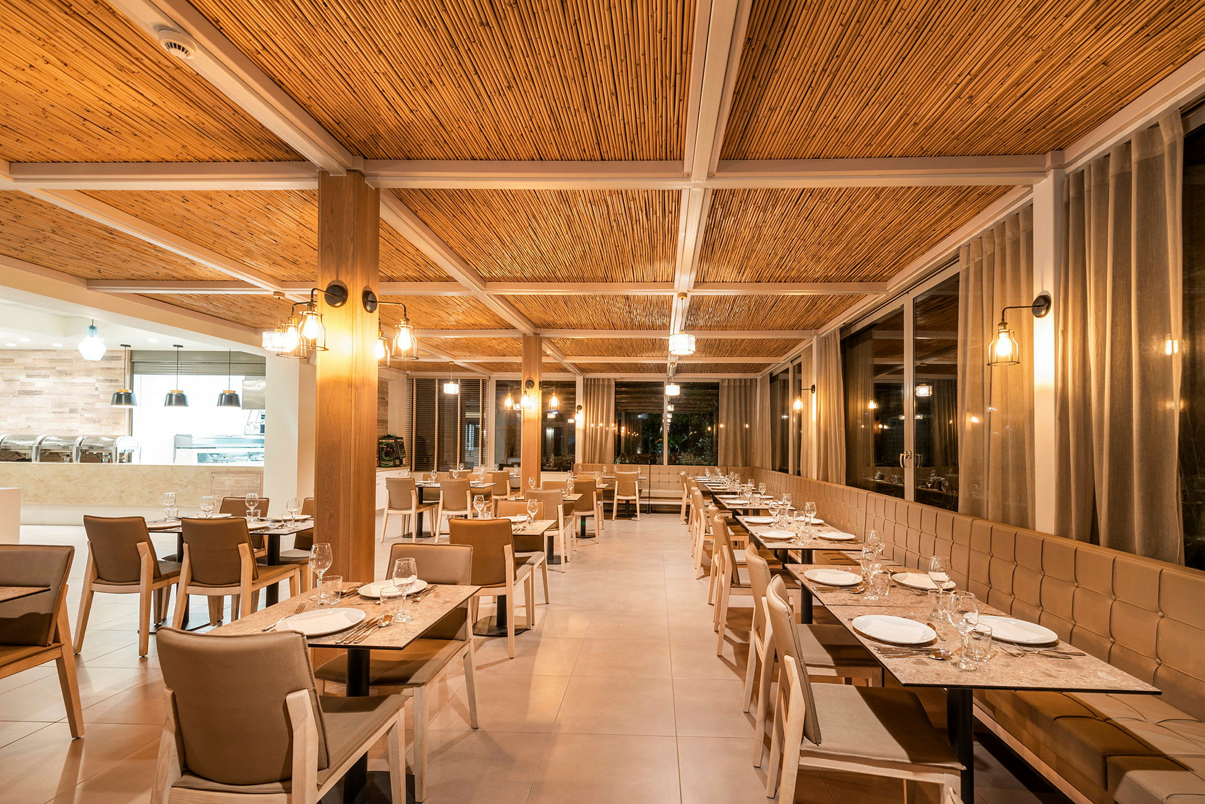 Restaurant med moderne møbler og bambustak. (AI-generert tekst)