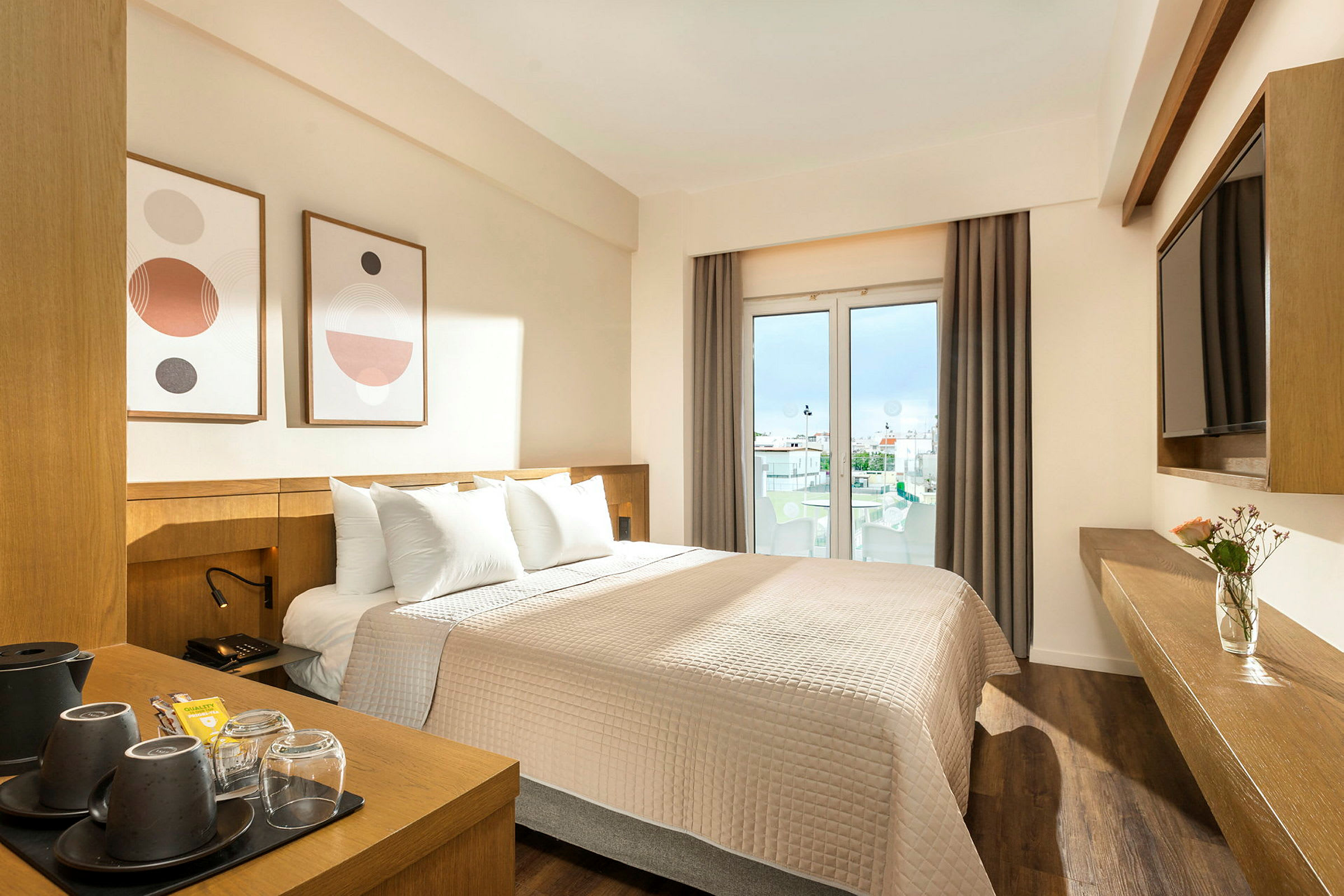 Et hotellrom med en dobbeltseng, moderne innredning og vinduer med utsikt mot byen. (AI-generert tekst)