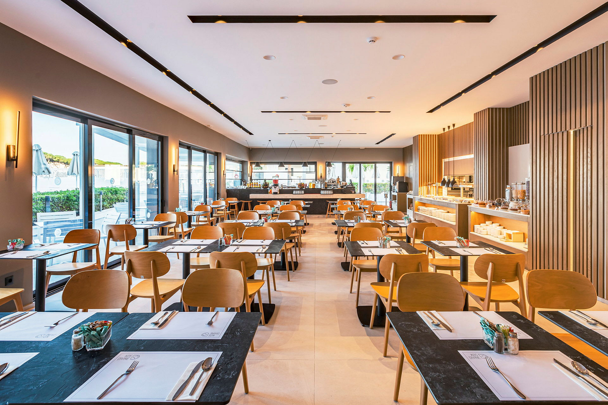 En lys restaurant med moderne møbler og dekte bord. (AI-generert tekst)