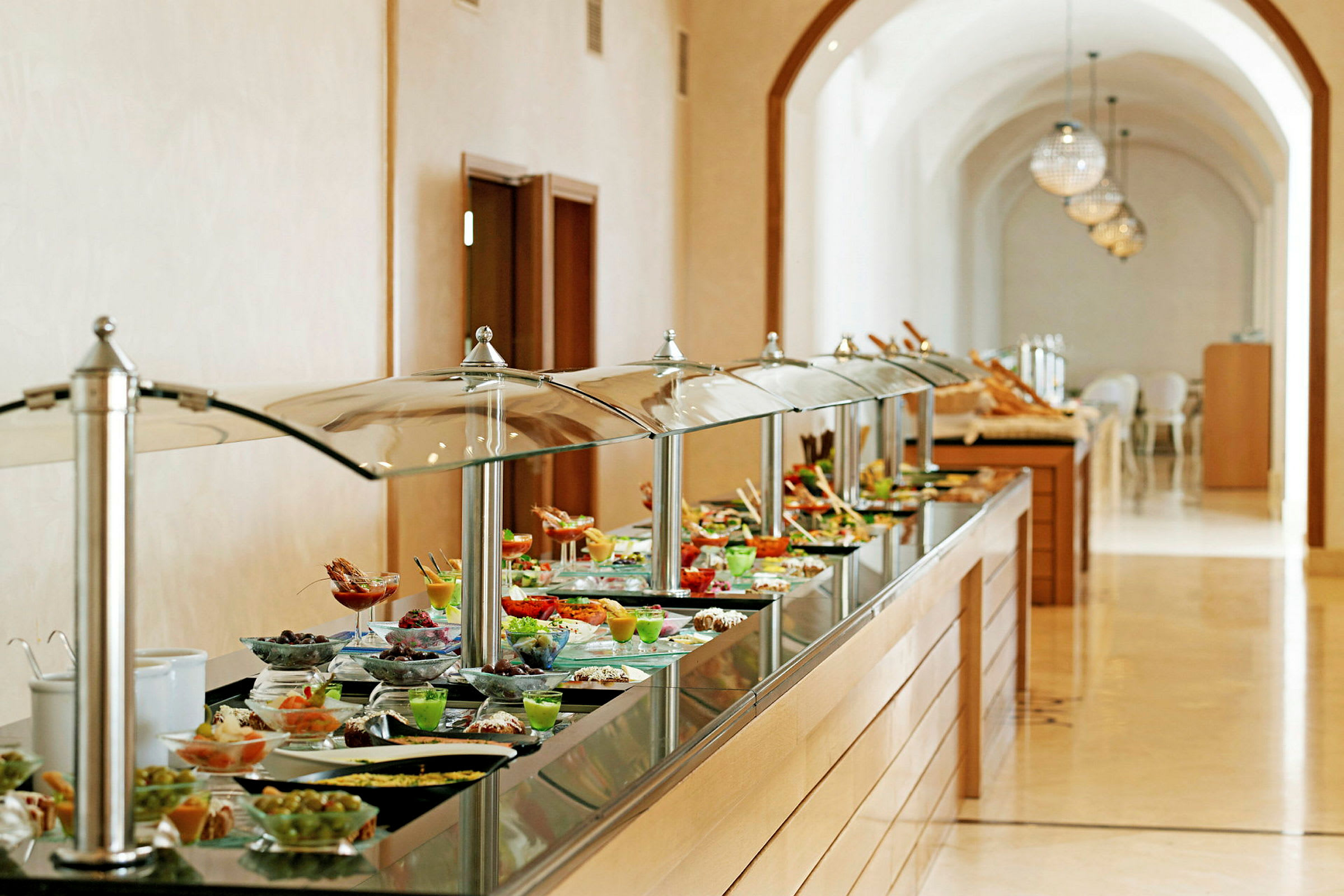 Buffetbord med ulike matretter i en lys restaurant. (AI-generert tekst)