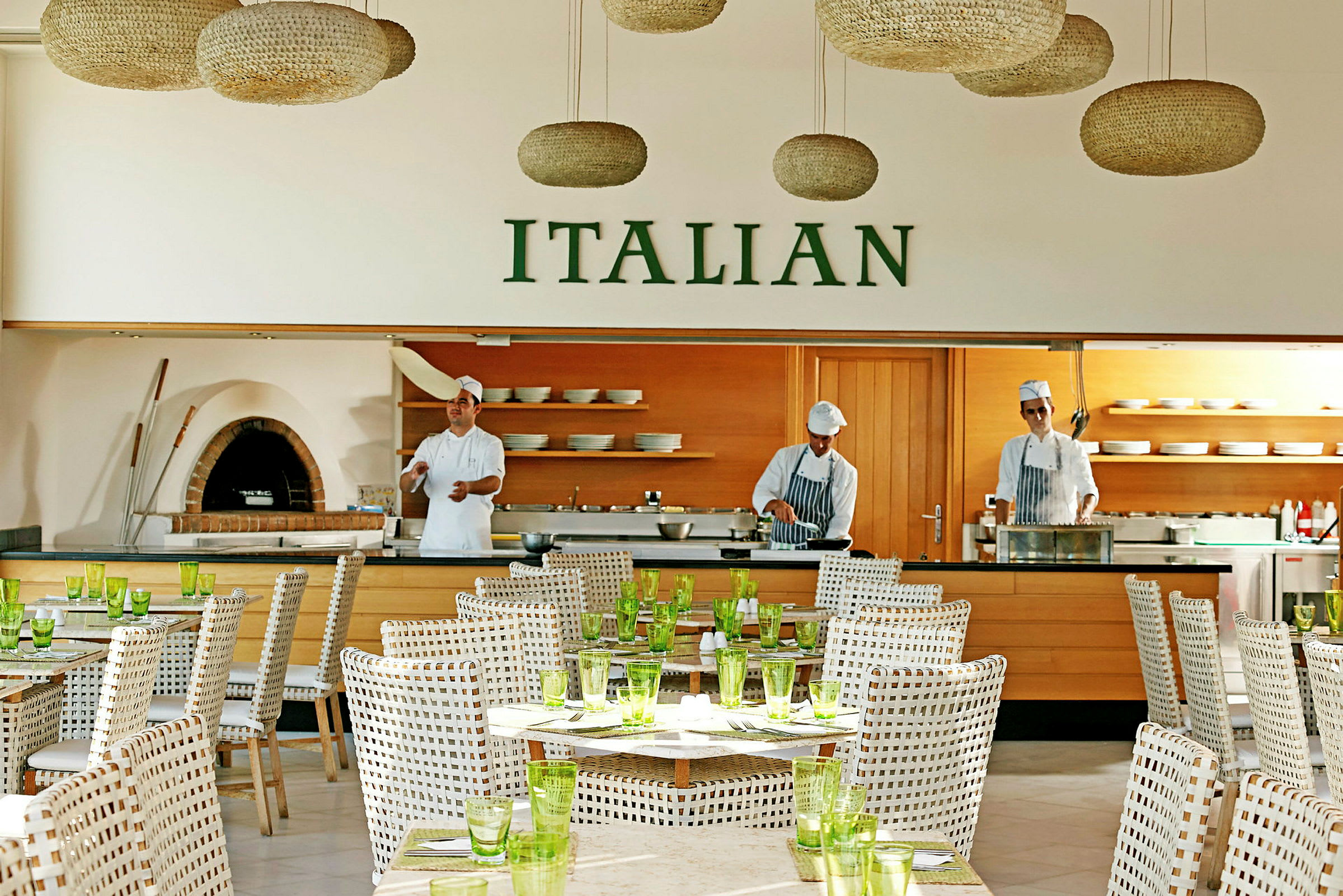 Restaurant med italiensk innredning og matlaging. (AI-generert tekst)