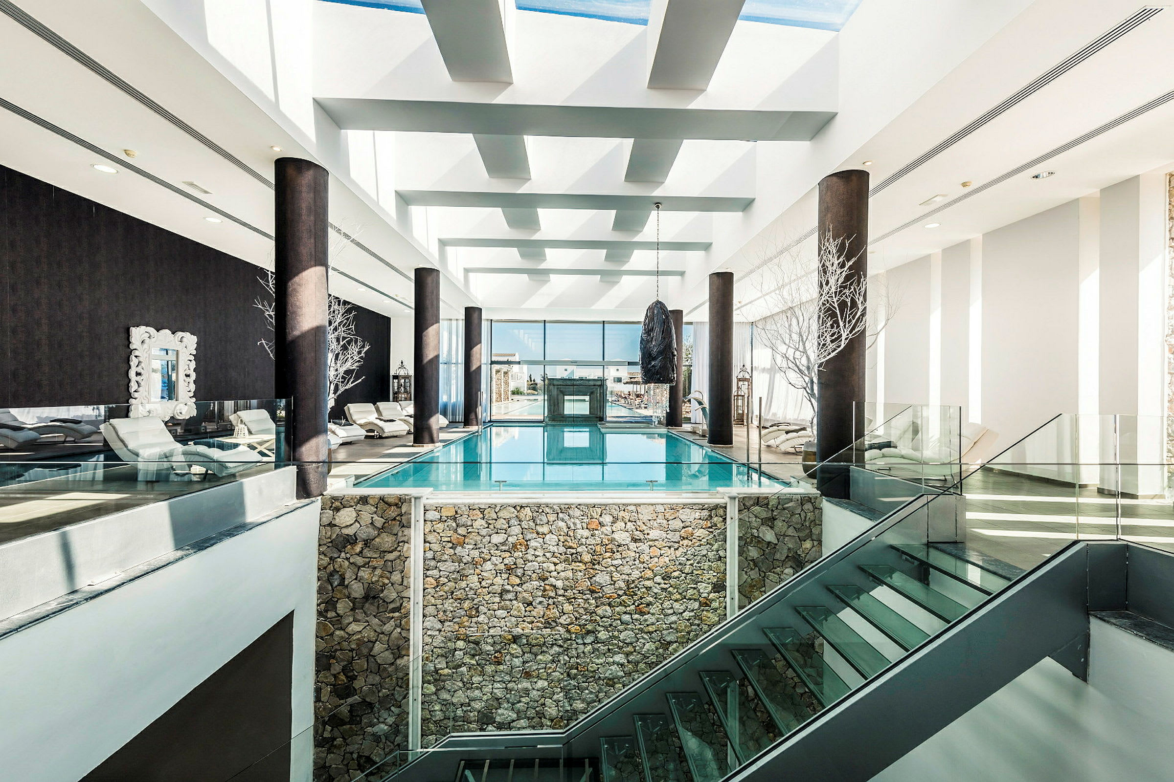 Moderne spa med glassvegger og innendørs basseng. (AI-generert tekst)