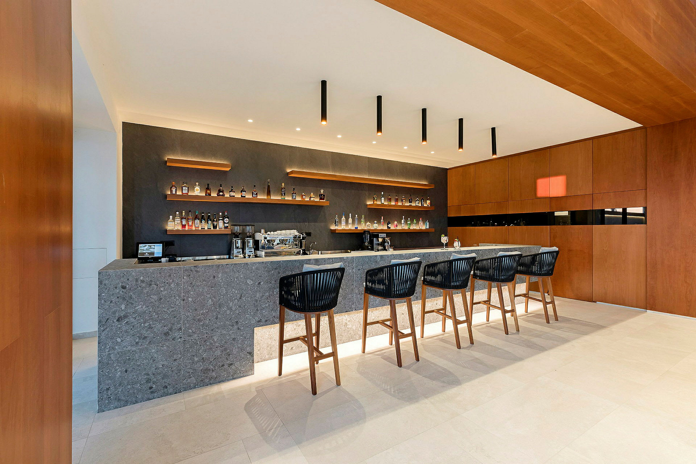 En hotellbar med moderne møbler. (AI-generert tekst)