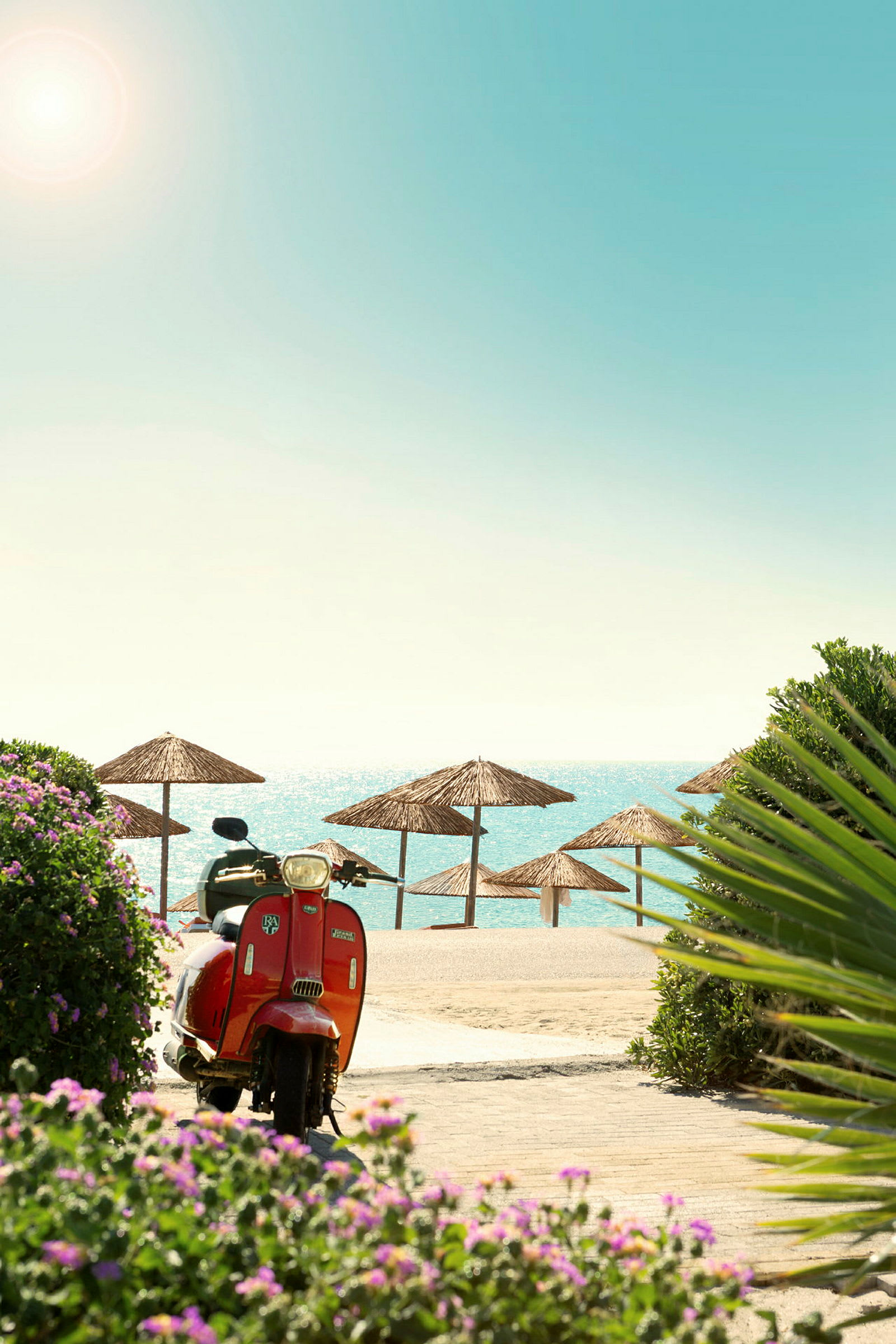En rød vespa står ved en strand med flere parasoller av strå under en solrik himmel. (AI-generert tekst)