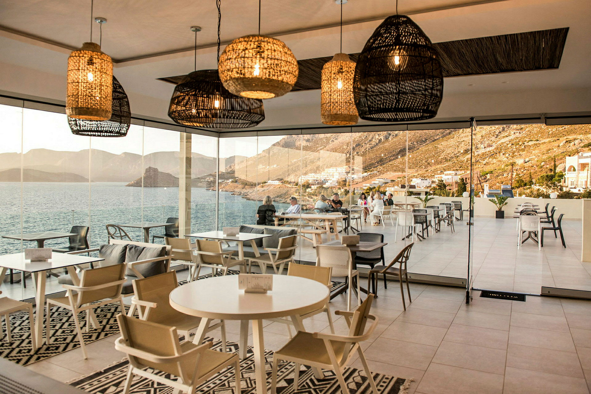 Moderne restaurant med havutsikt. (AI-generert tekst)