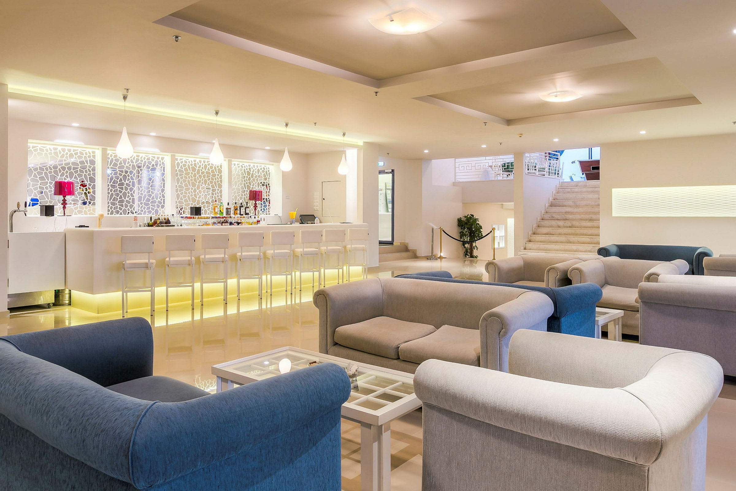 Moderne hotellobby med sofaer, bord og bardisk. (AI-generert tekst)
