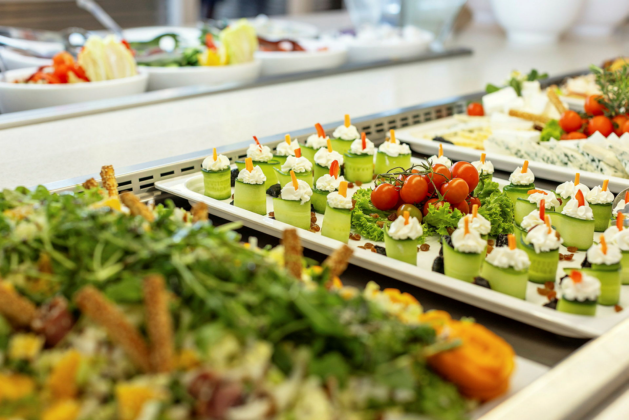 Buffet med grønnsaker og dekorerte appetittretter. (AI-generert tekst)