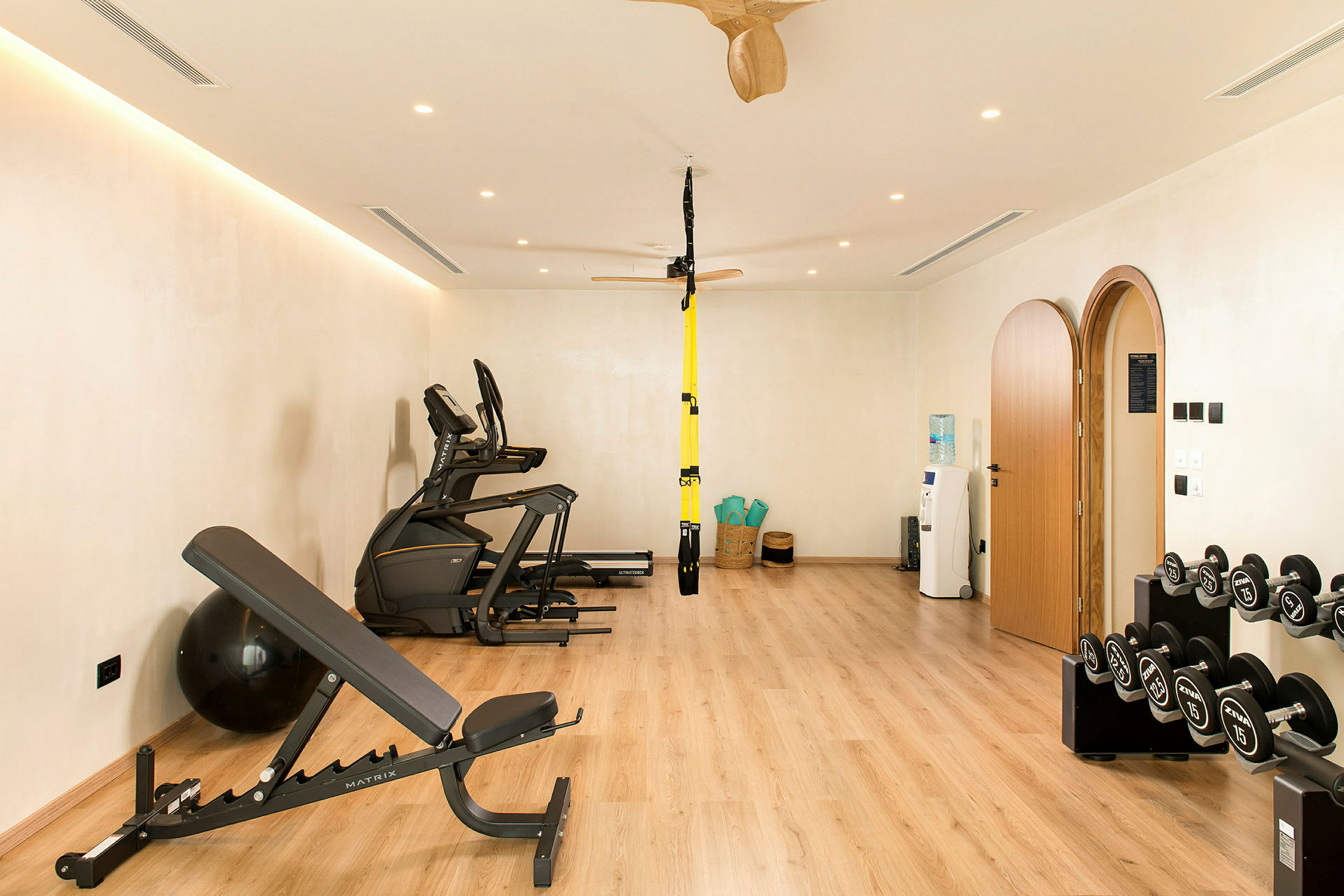 Et treningsstudio med treningsapparater, manualer og yogamatter. (AI-generert tekst)