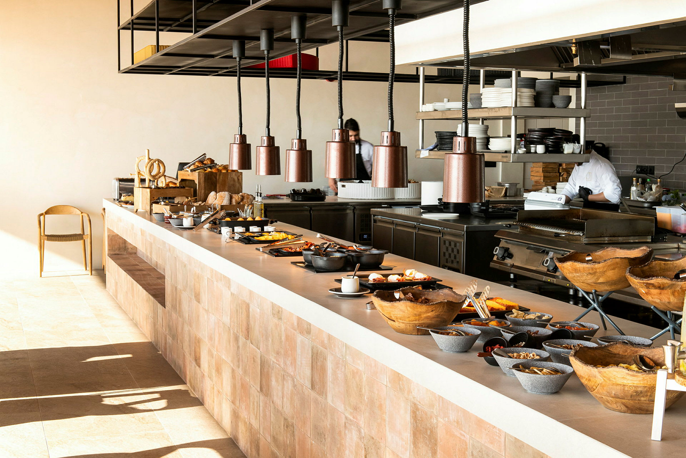 Bilde av en restaurantbuffé med forskjellige retter og ingredienser plassert på en lang disk. (AI-generert tekst)