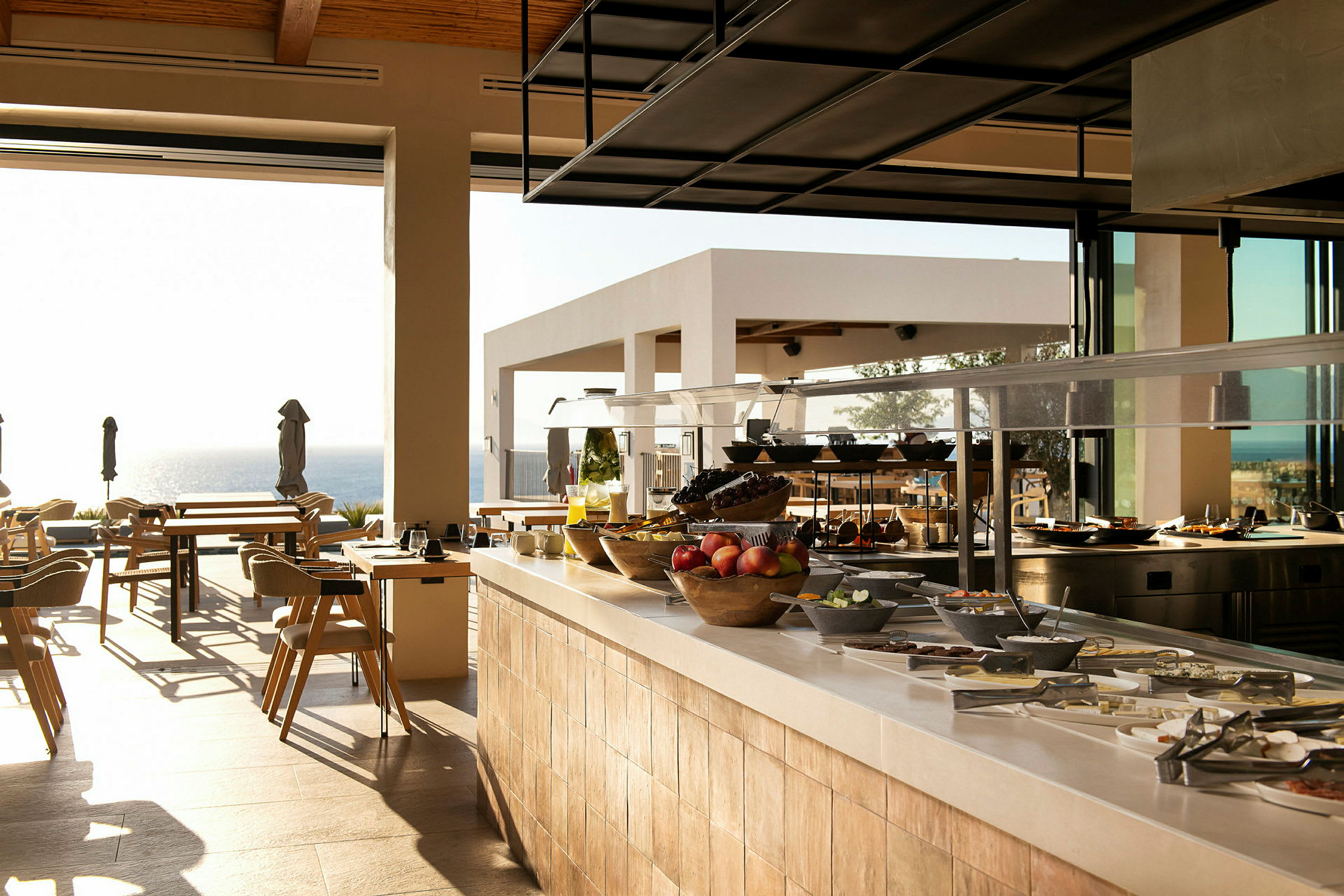 Hotellrestauranten med havutsikt og frokostbuffet. (AI-generert tekst)