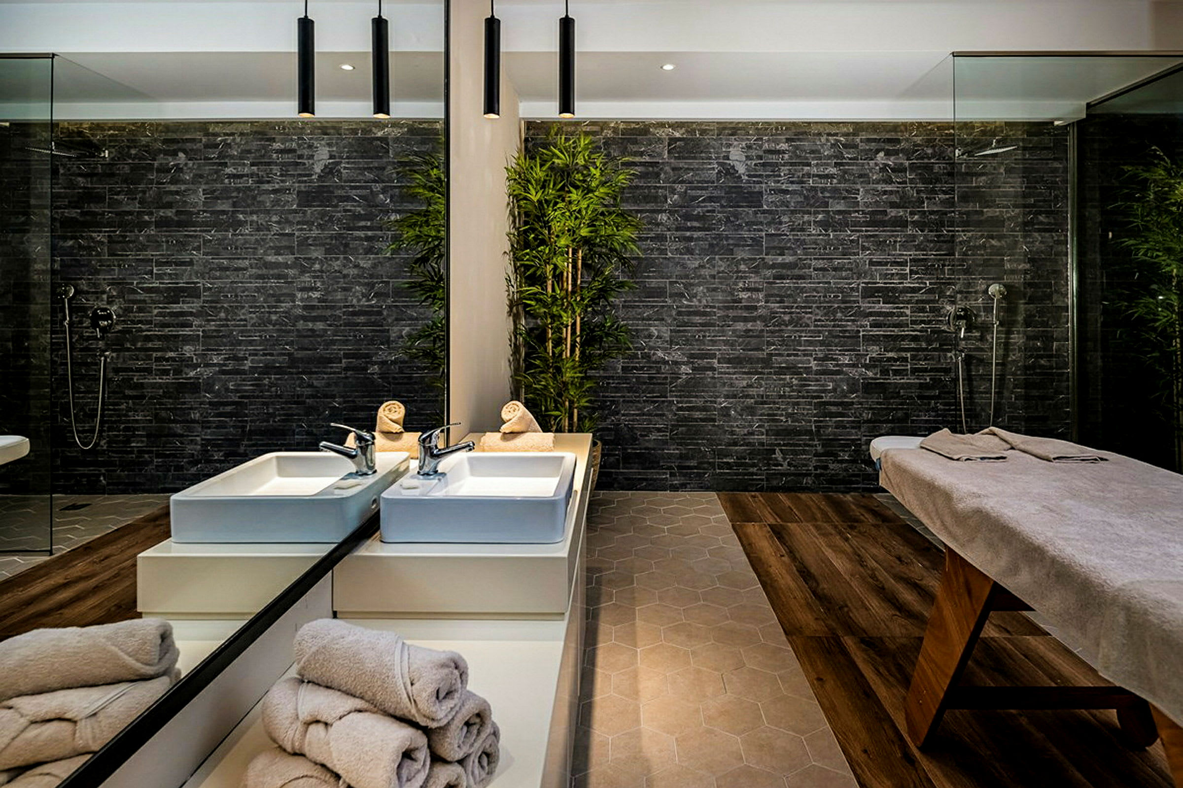 Et moderne spa-område med en behandlingsseng og to vasker. (AI-generert tekst)