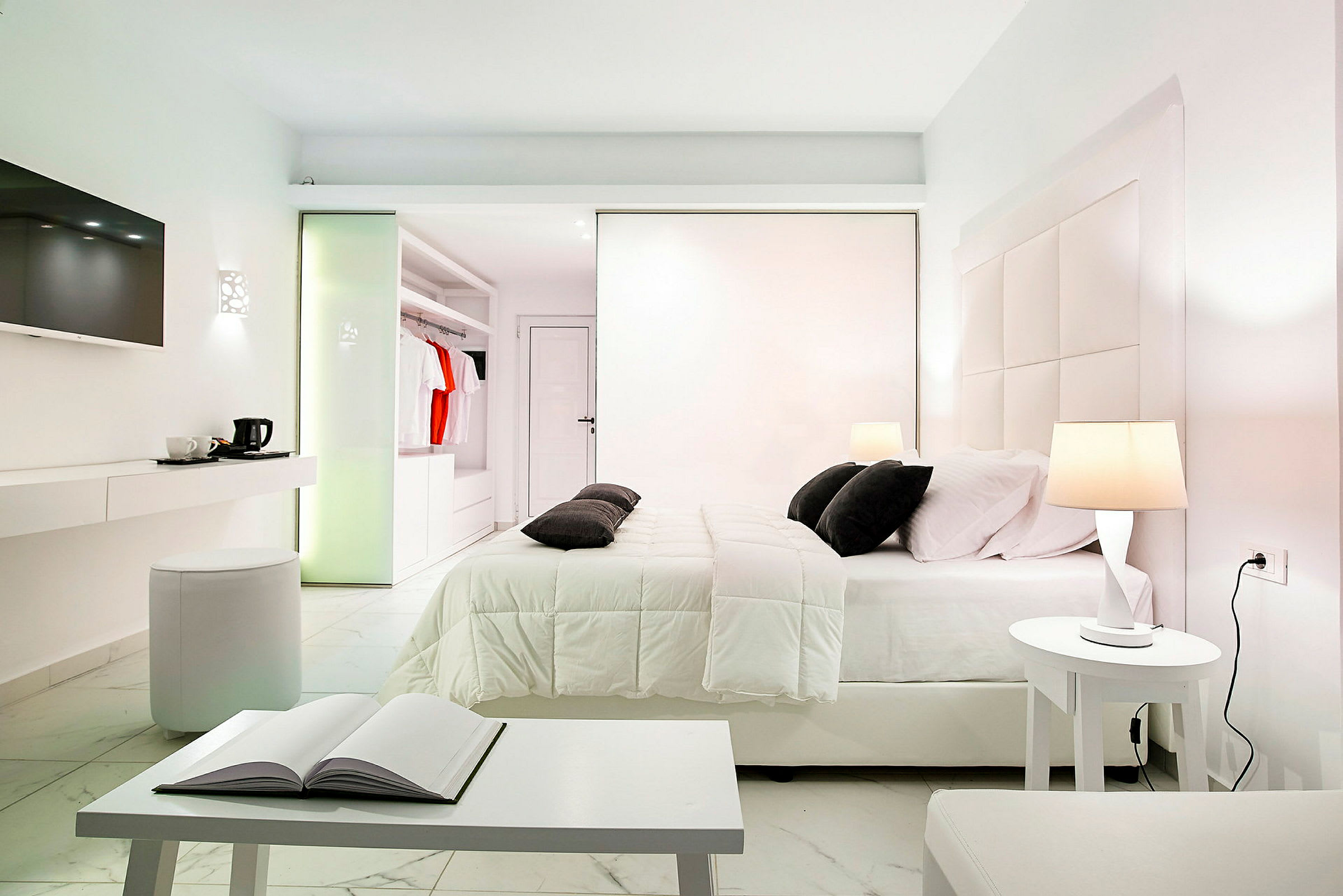Et moderne hotellrom med en komfortabel dobbeltseng, moderne møbler og et garderobeskap. (AI-generert tekst)