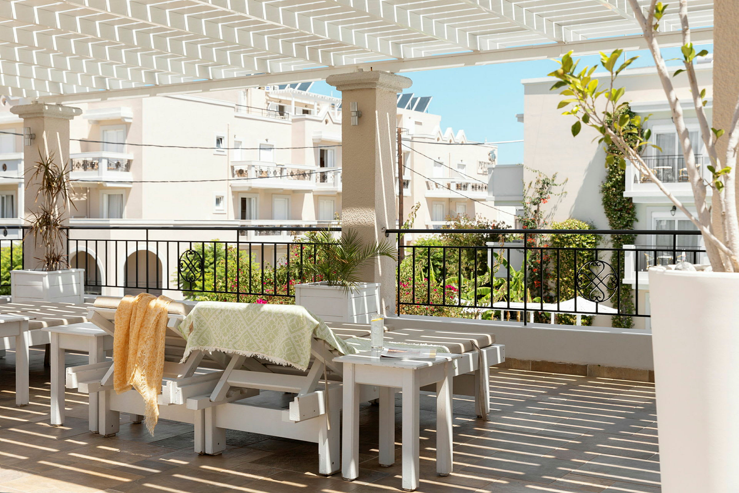 Solterrasse med utsikt over omkringliggende bygninger og vegetasjon. (AI-generert tekst)
