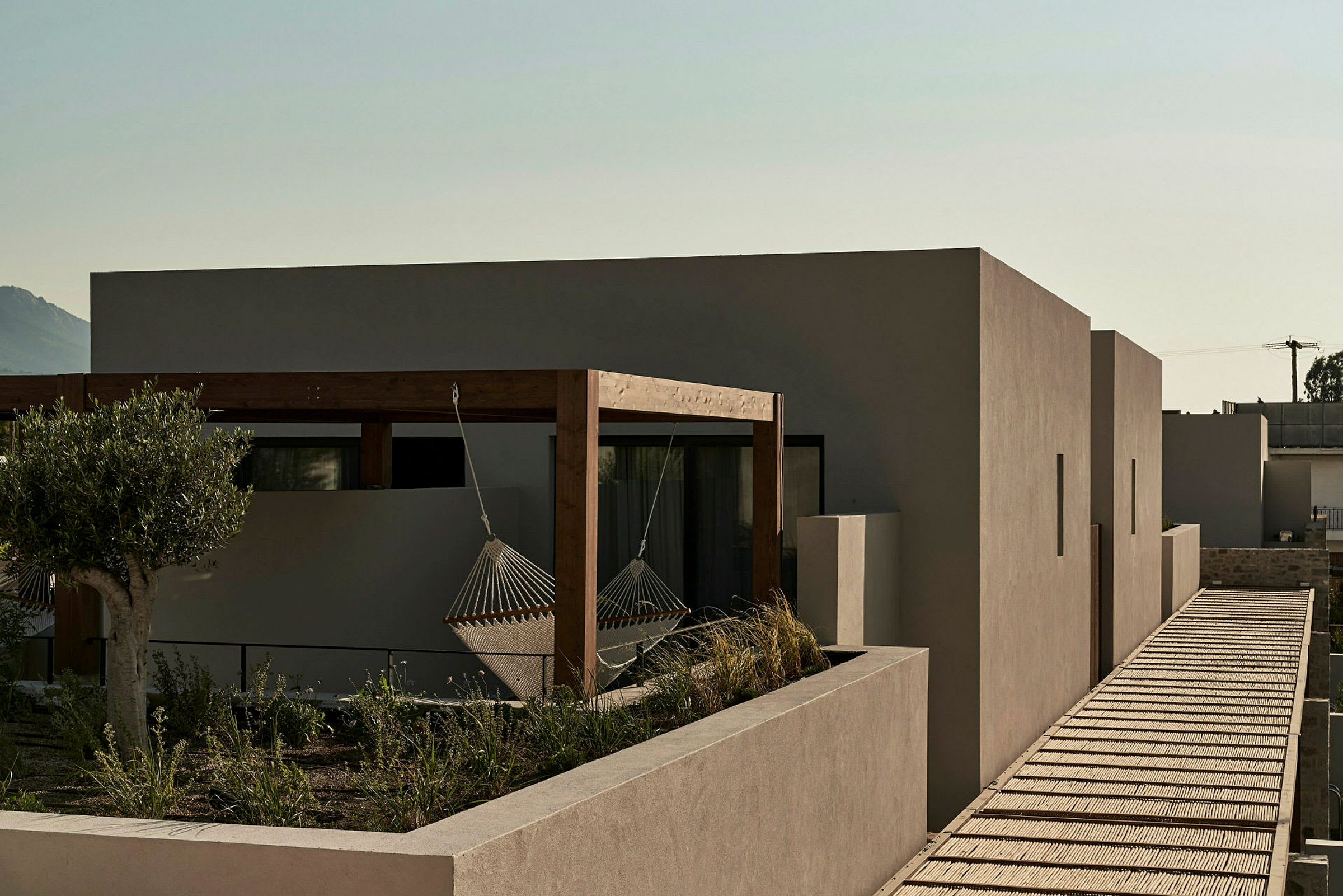 Moderne hus med en trepergola som har en hengekøye. (AI-generert tekst)