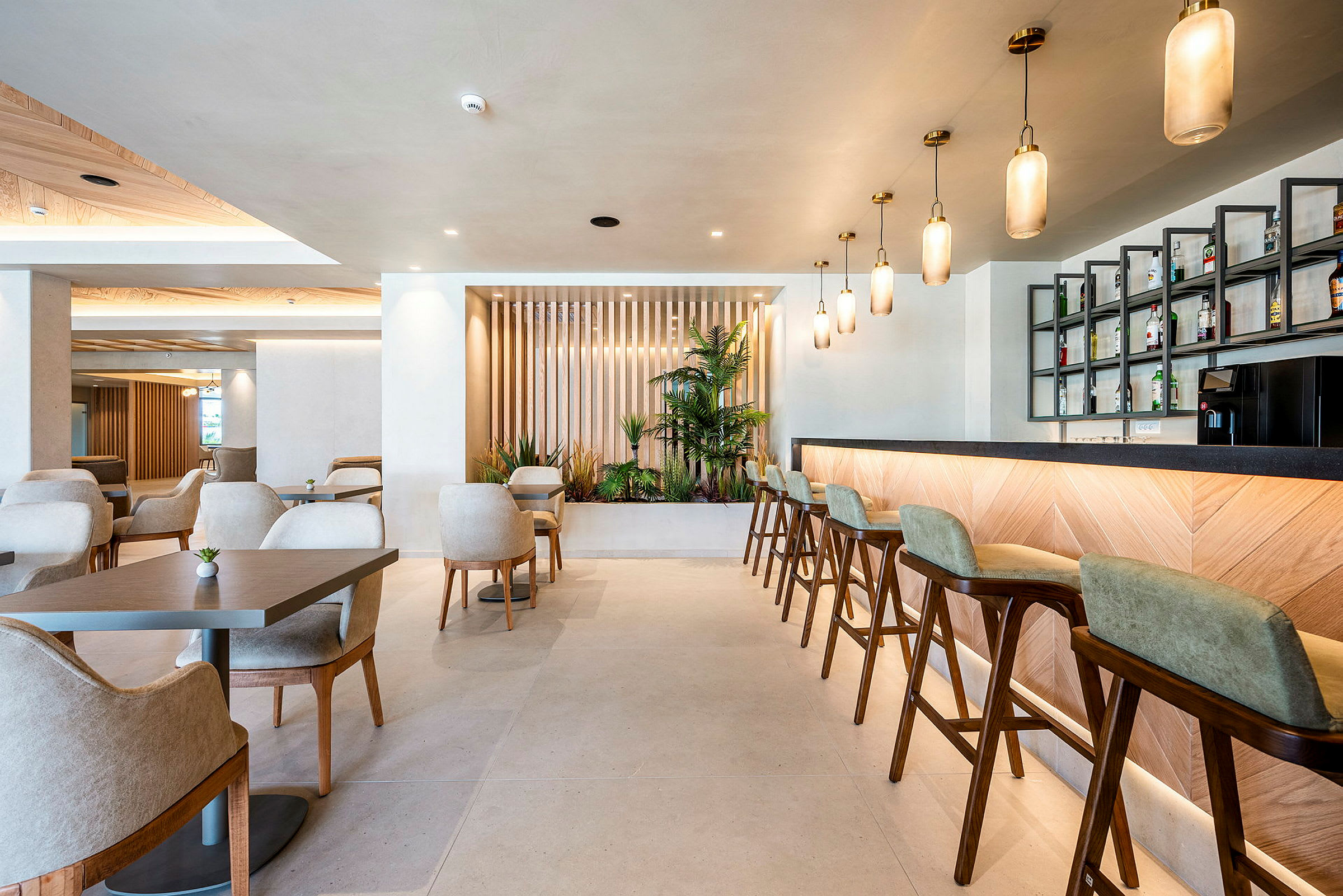 En moderne lounge eller restaurant med elegante sitteplasser, en bar og dekorative planter. (AI-generert tekst)