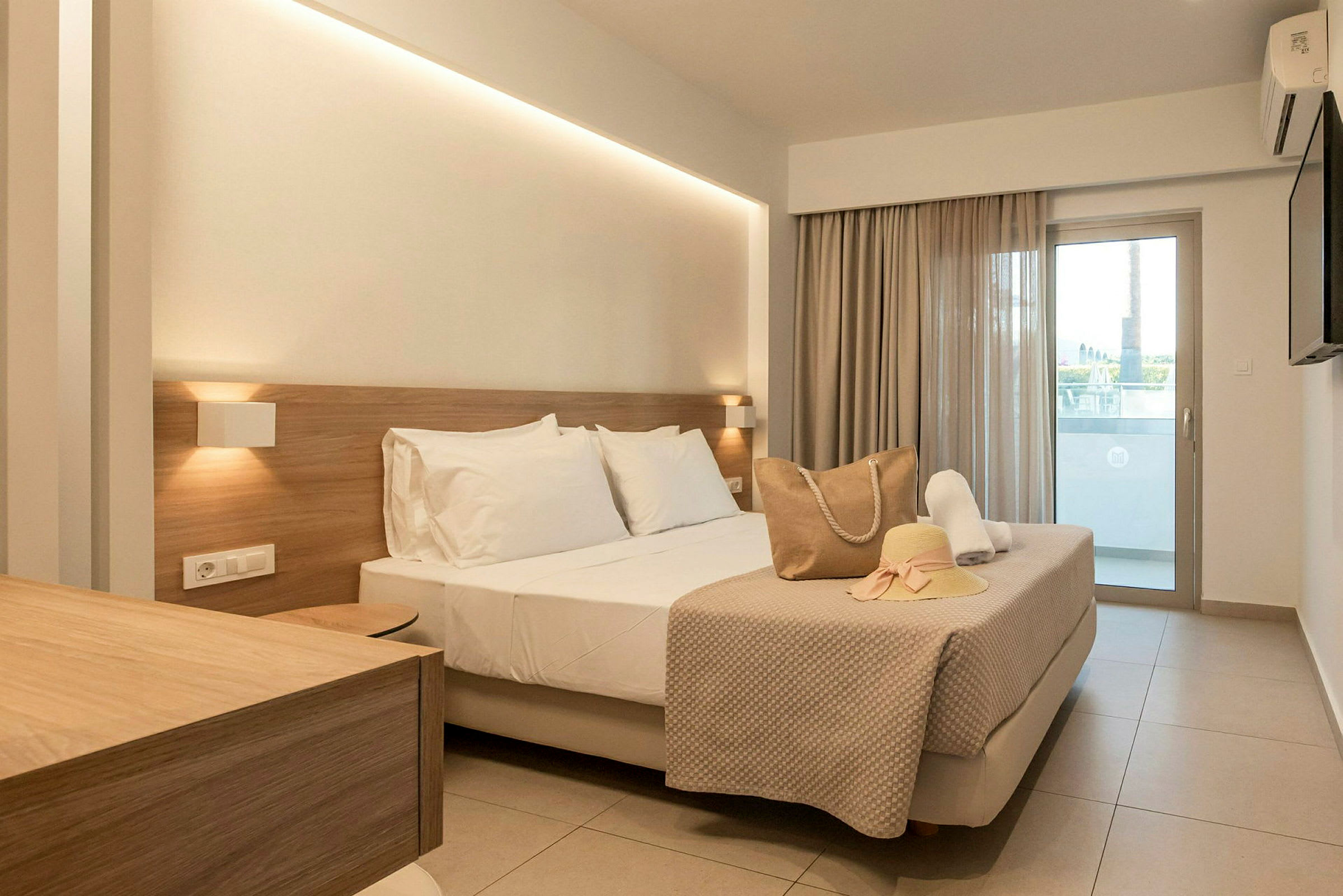 Moderne hotellrom med en dobbeltseng, beige interiør og en balkong. (AI-generert tekst)