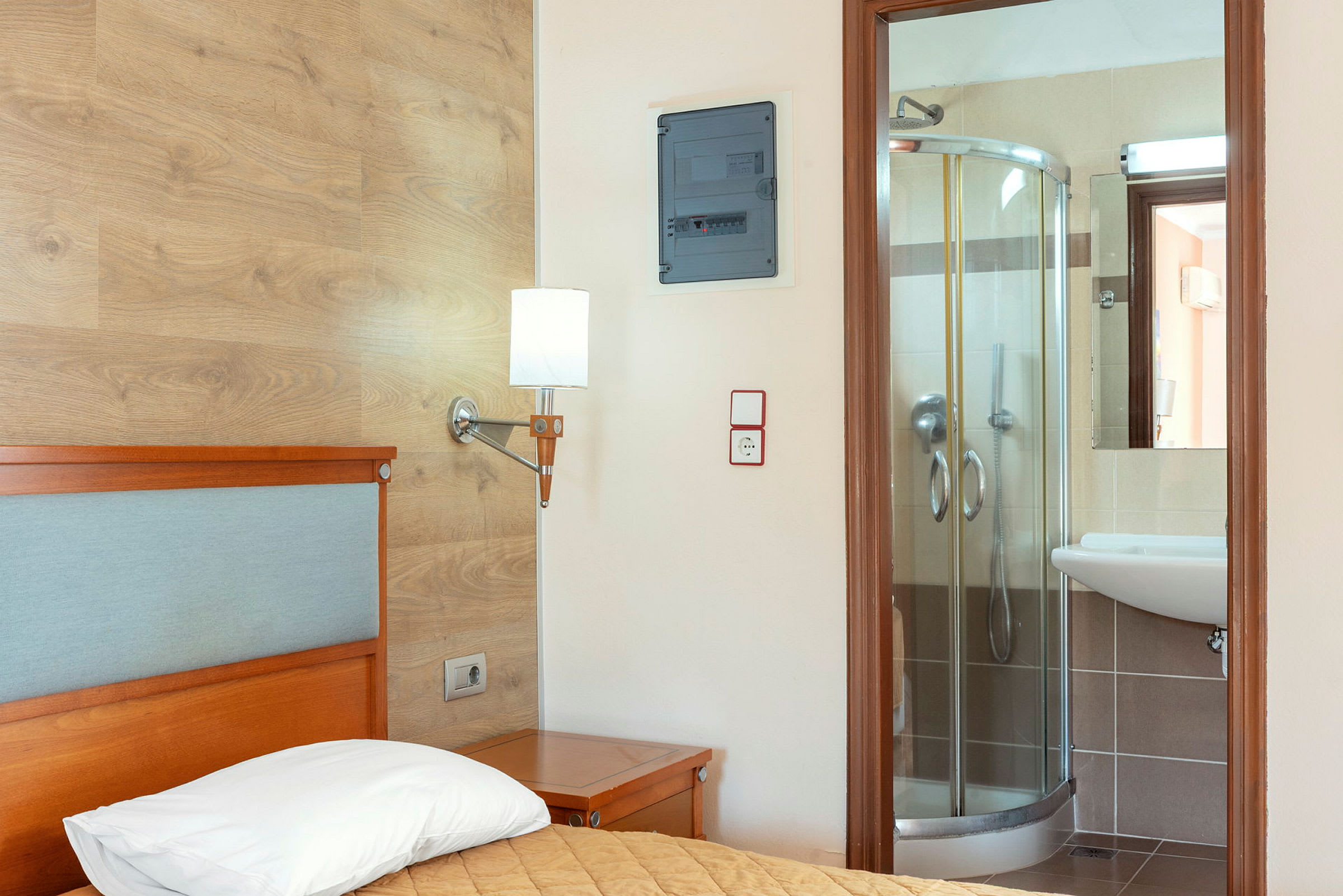 Hotellrom med seng og tilknyttet bad. (AI-generert tekst)