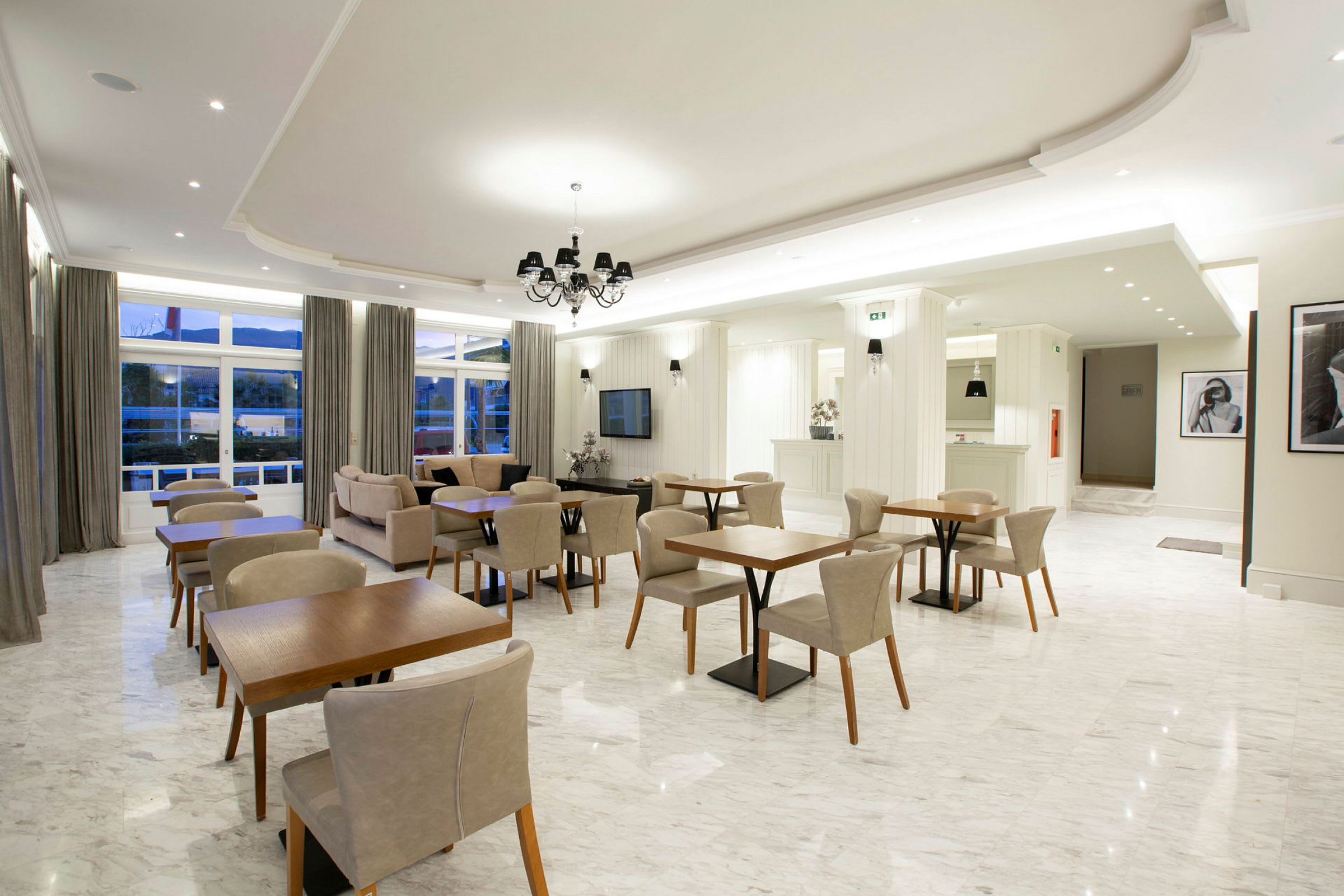 Et elegant hotellrom med moderne møbler og stilrent interiør. (AI-generert tekst)