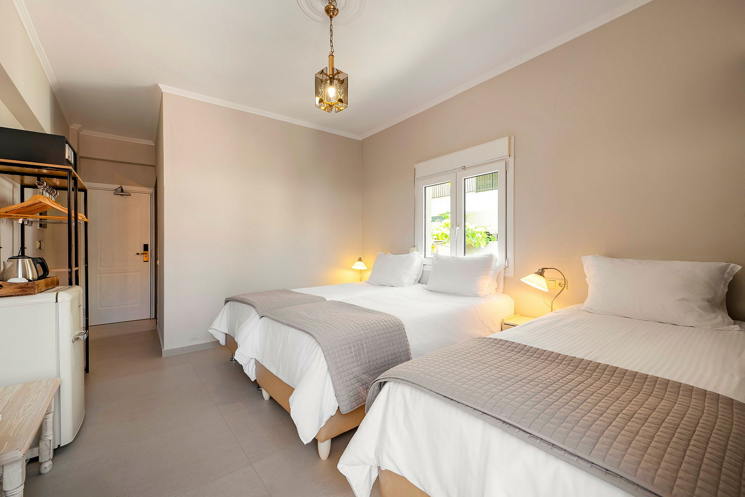 Hotellrom med to senger og nøytrale farger. (AI-generert tekst)