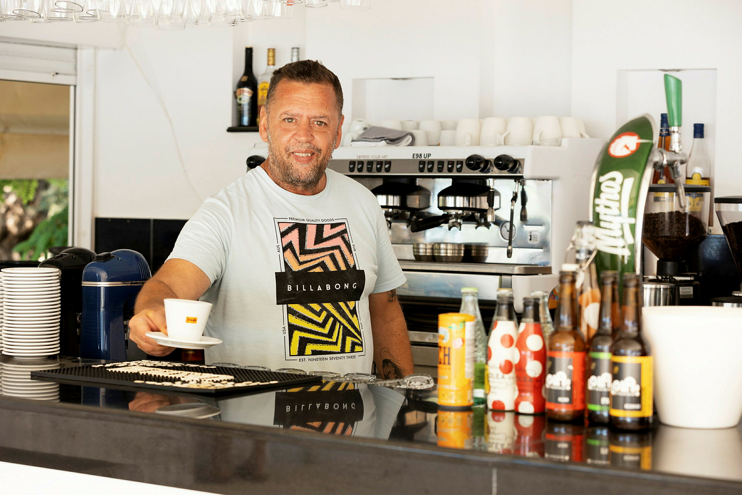 Barområde med kaffemaskin og flasker på disken. (AI-generert tekst)