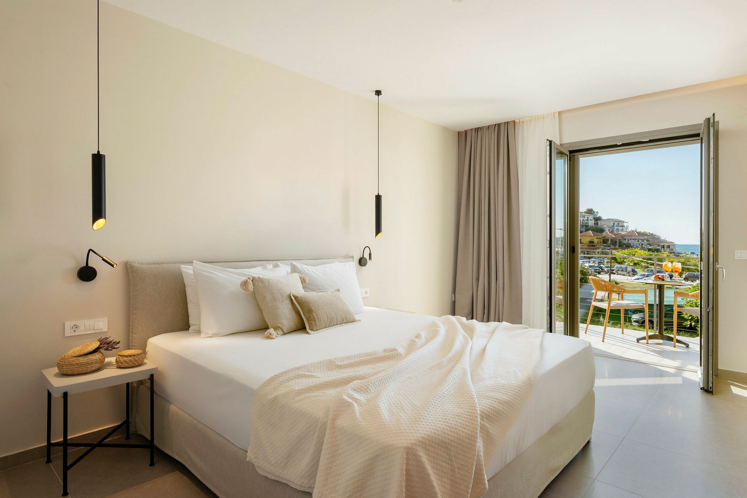 Moderne hotellrom med dobbeltseng og balkong som tilbyr utsikt over et pittoresk landskap. (AI-generert tekst)