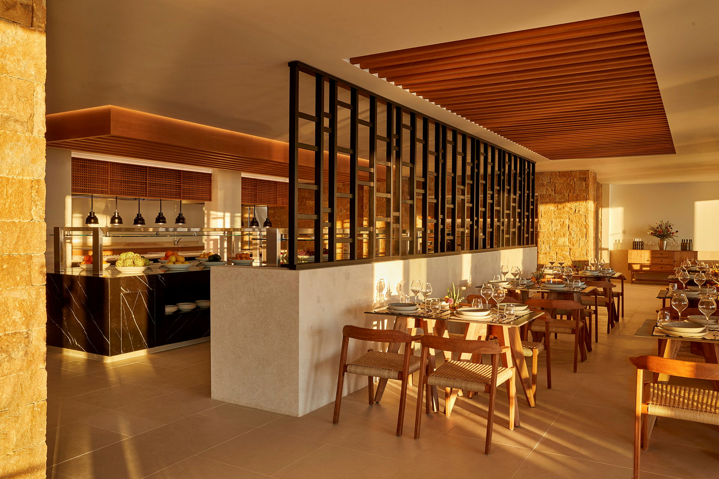 Restaurant med bord, stoler og buffetområde. (AI-generert tekst)