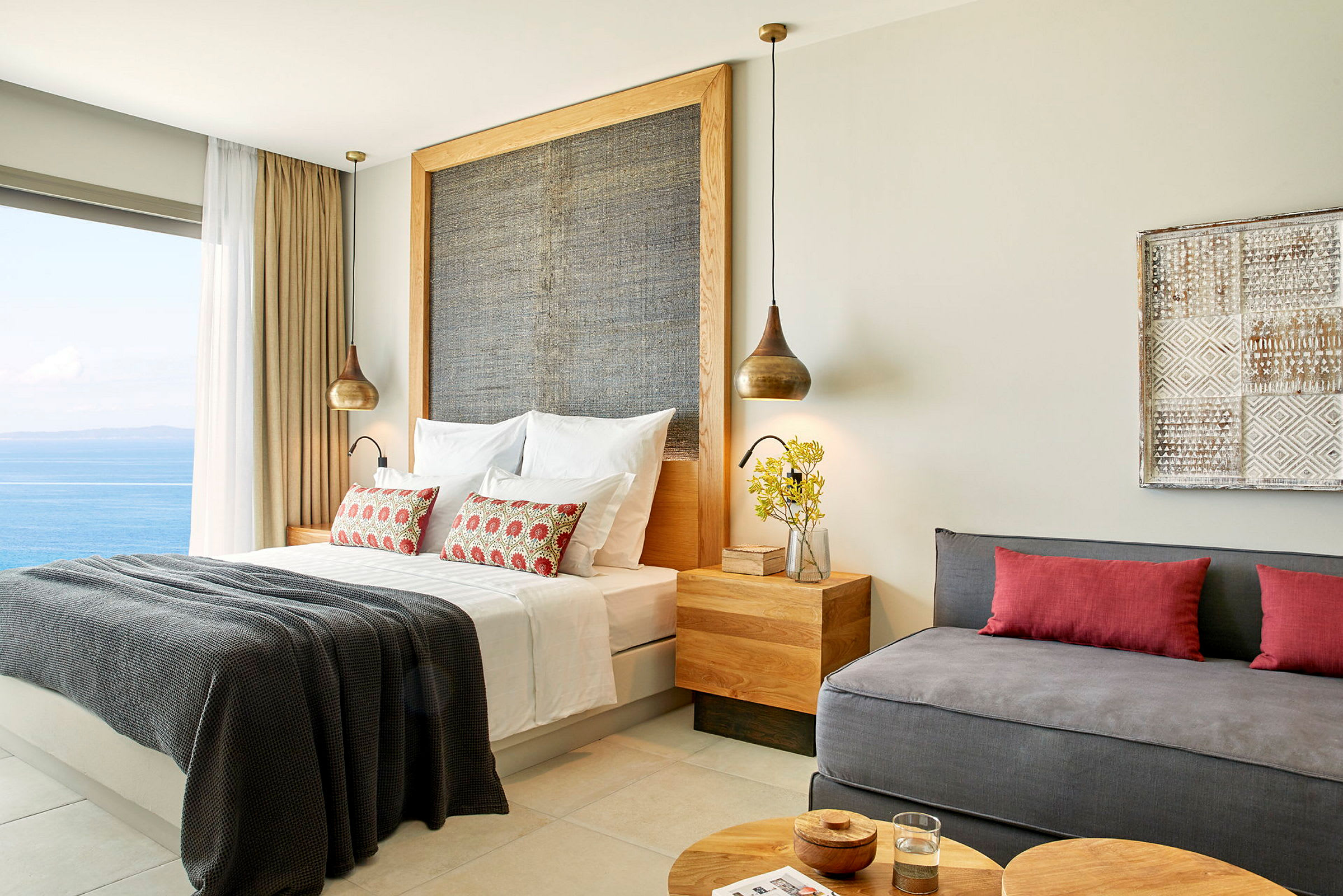 Moderne innredet hotellrom med havutsikt. (AI-generert tekst)