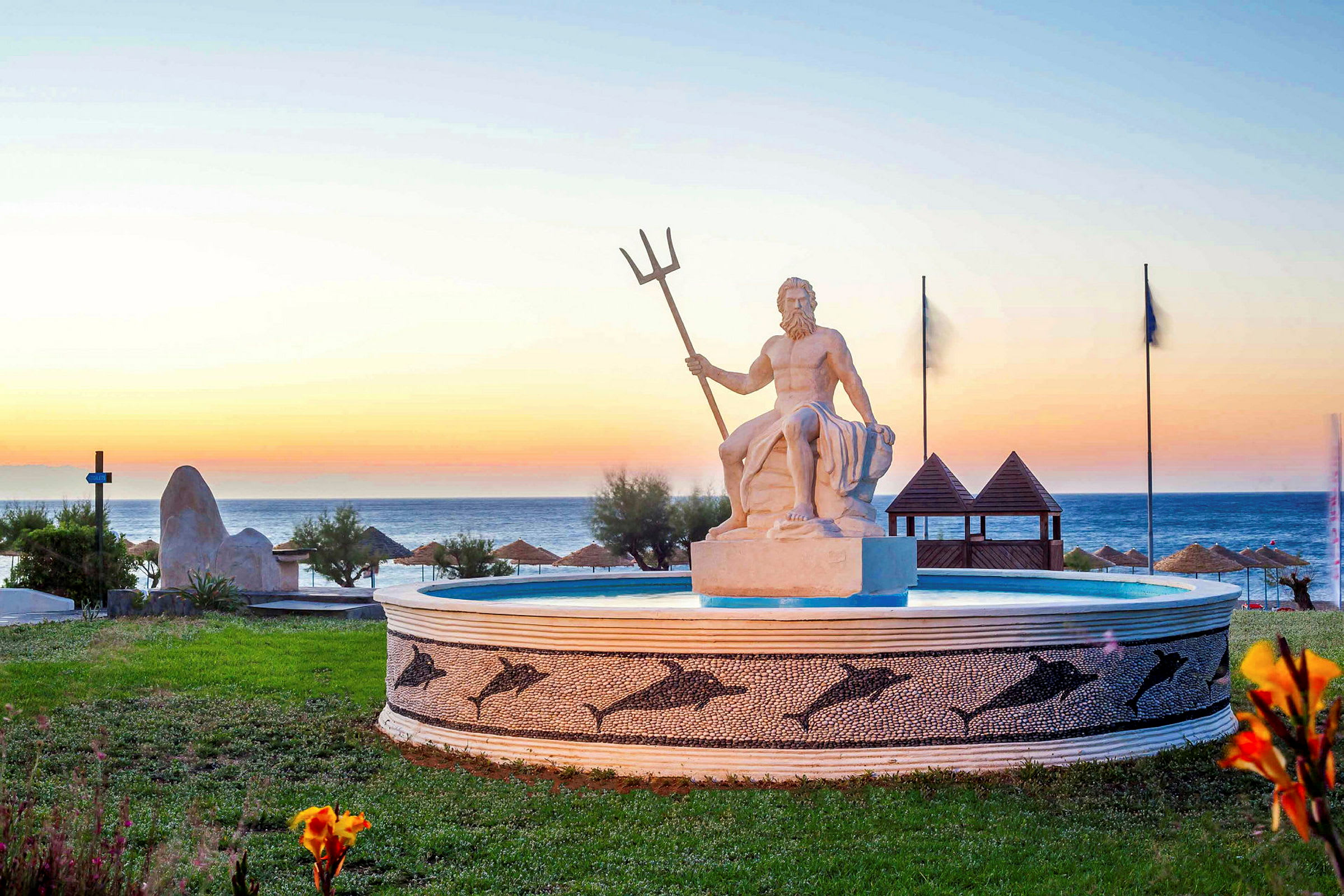Statue av Poseidon ved en fontene nær sjøen ved solnedgang. (AI-generert tekst)