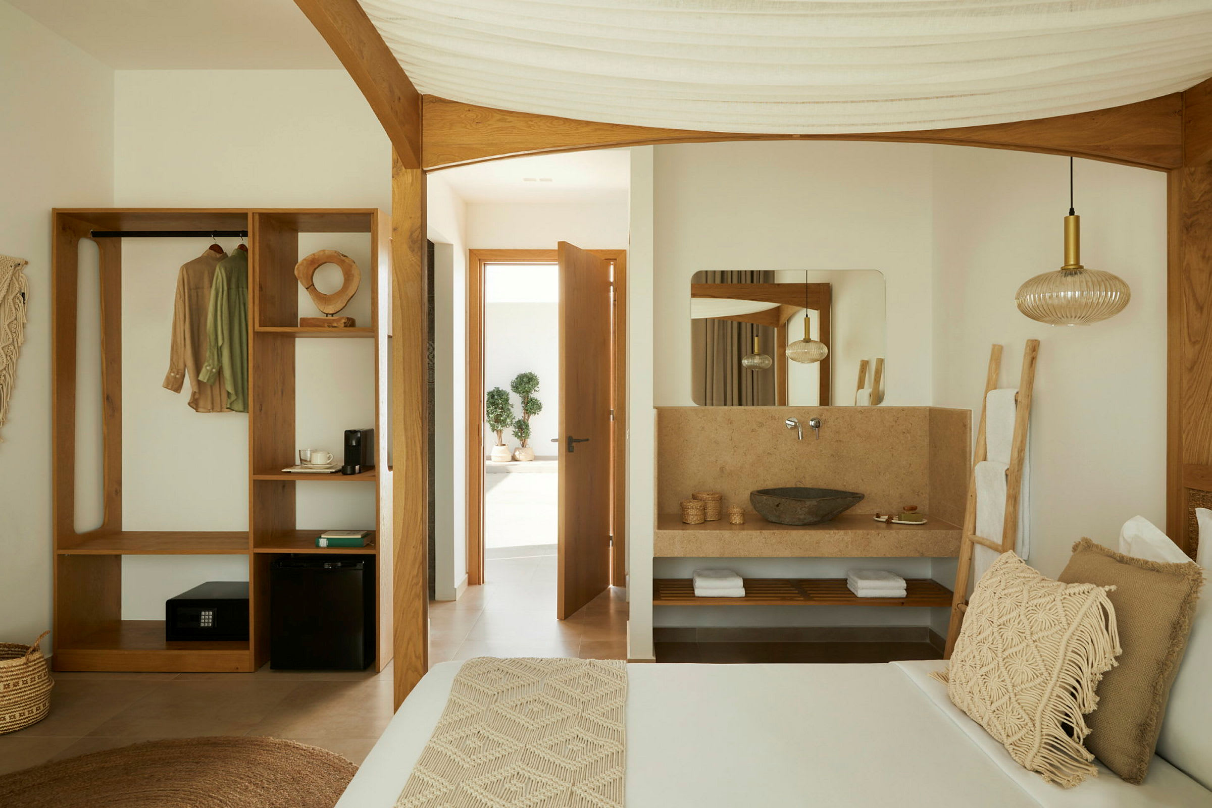 Et hotellrom med treverk, åpent bad og garderobe. (AI-generert tekst)