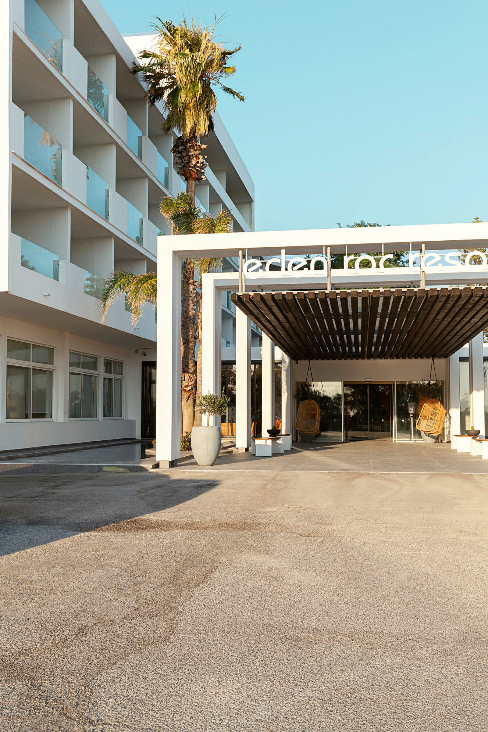 Inngang til et hotell med moderne arkitektoniske elementer. (AI-generert tekst)