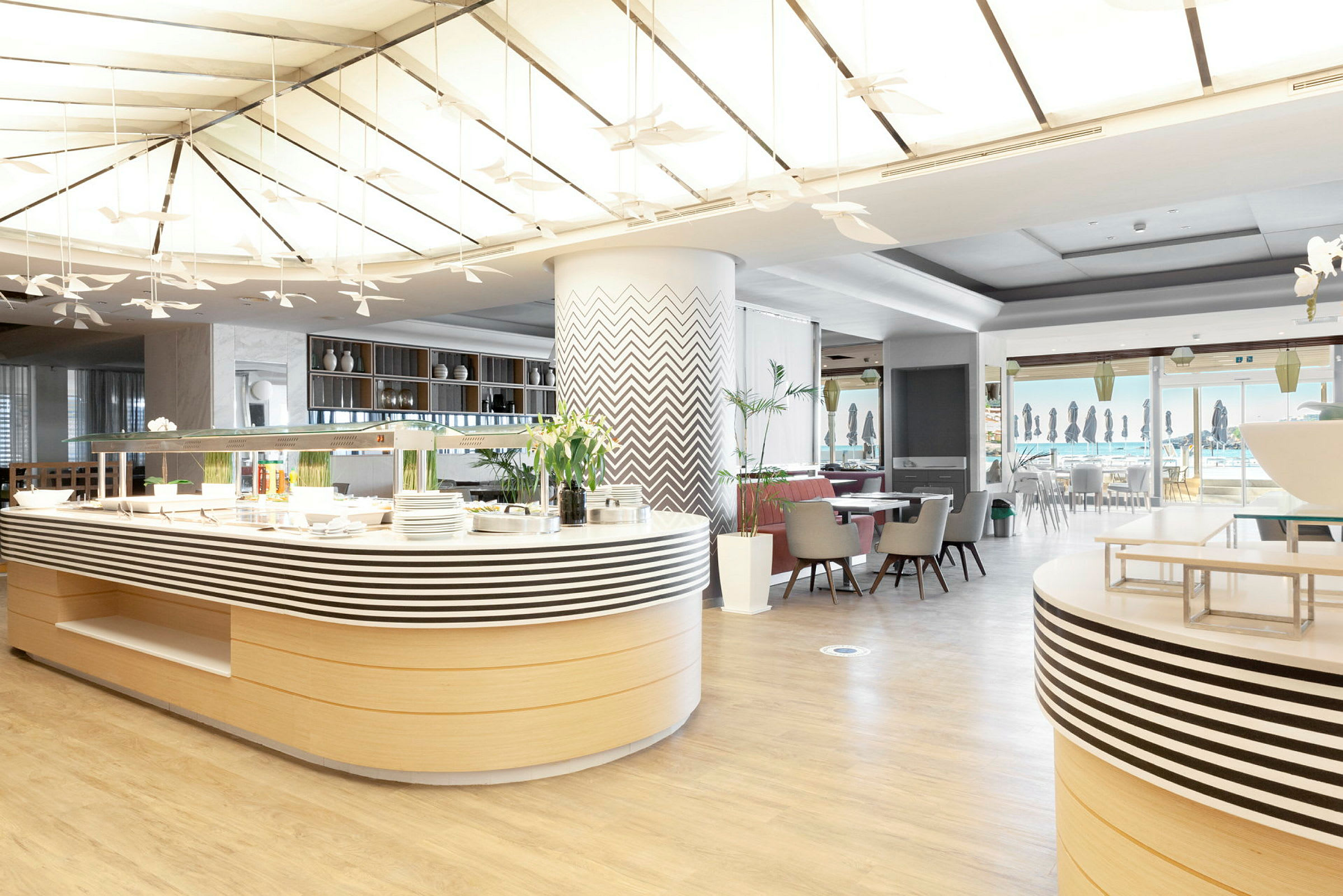 En moderne restaurant med stilfull innredning. (AI-generert tekst)