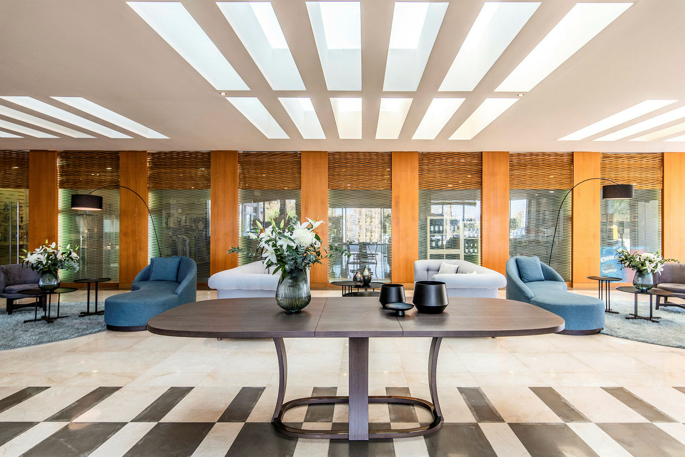 Hotellobby med sitteplasser og dekorasjon. (AI-generert tekst)